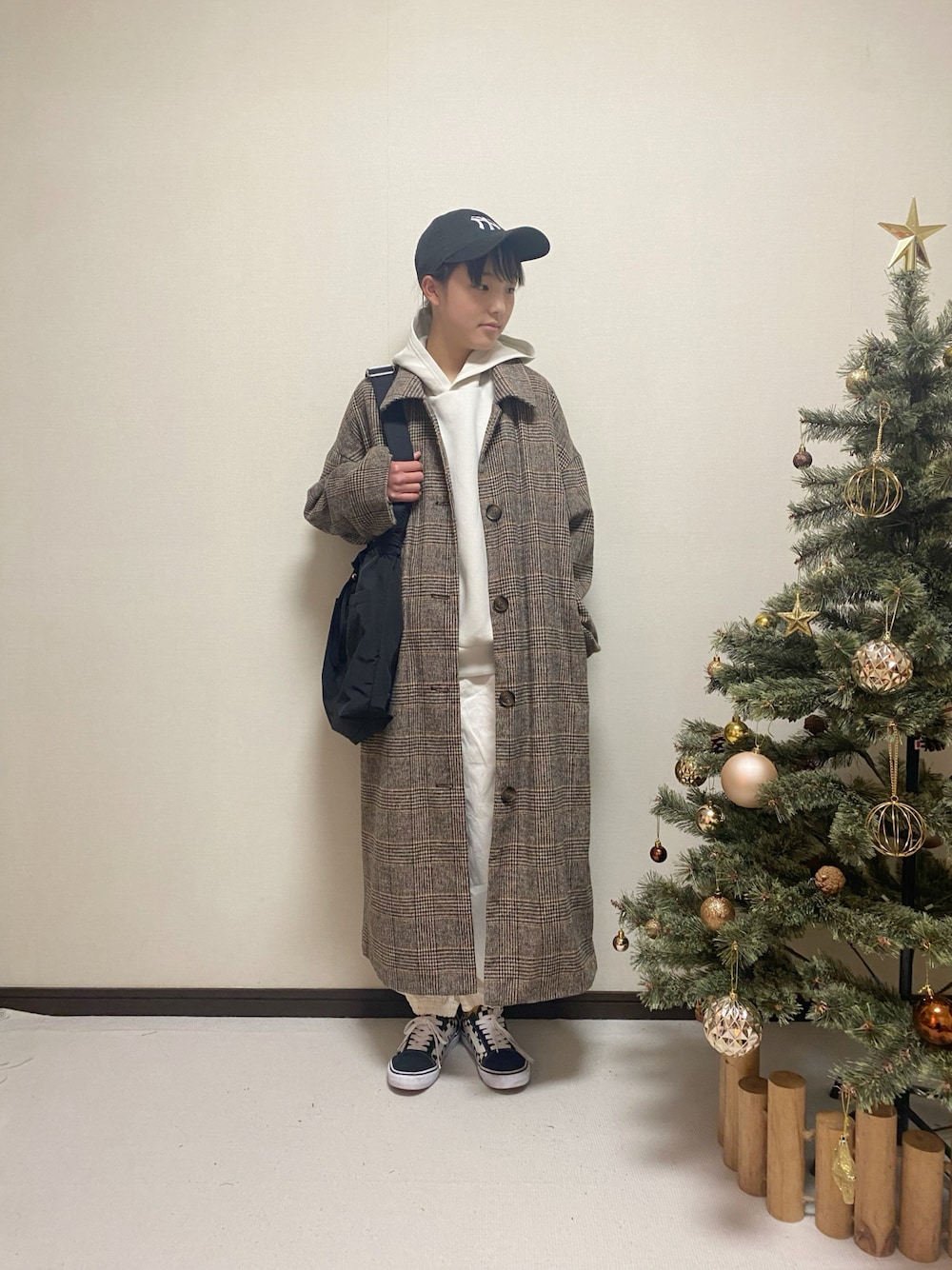 「新星WEARISTAにエントリー、ホワイトコーデ、コート、冬コーデ、カジュアルコーデ、NEW ERA、パーカー、カーゴパンツ、VANS、GU、プチプラ、キッズコーデ、ファッションを楽しもう、小学生」｜「GLOBAL WORKのライトクッションプルオーバーパーカー/281775（パーカー、ホワイト系）」を使った、yuuu_soooさん（キッズ・155cm）の冬コーディネートの1枚目の写真