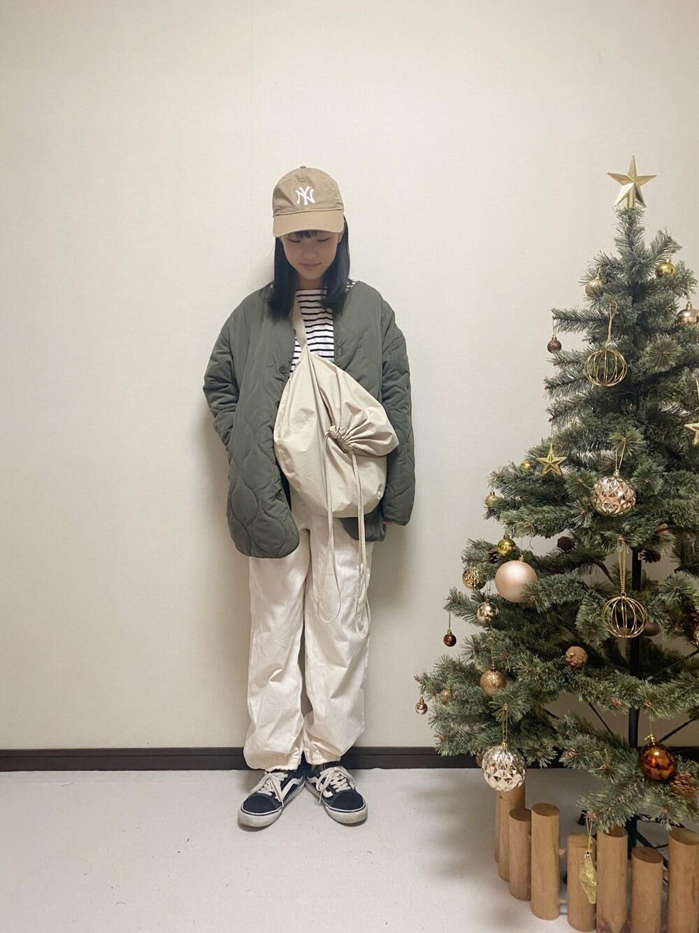「新星WEARISTAにエントリー、UNIQLO、ショルダーバッグ、ボーダー、キルティングジャケット、カーゴパンツ、GU、VANS、プチプラ、キャップ、NEW ERA、カジュアルコーデ、冬アウター」｜「GUのアイテム（カーゴパンツ、ホワイト系）」を使った、yuuu_soooさん（キッズ・155cm）の冬コーディネートの1枚目の写真