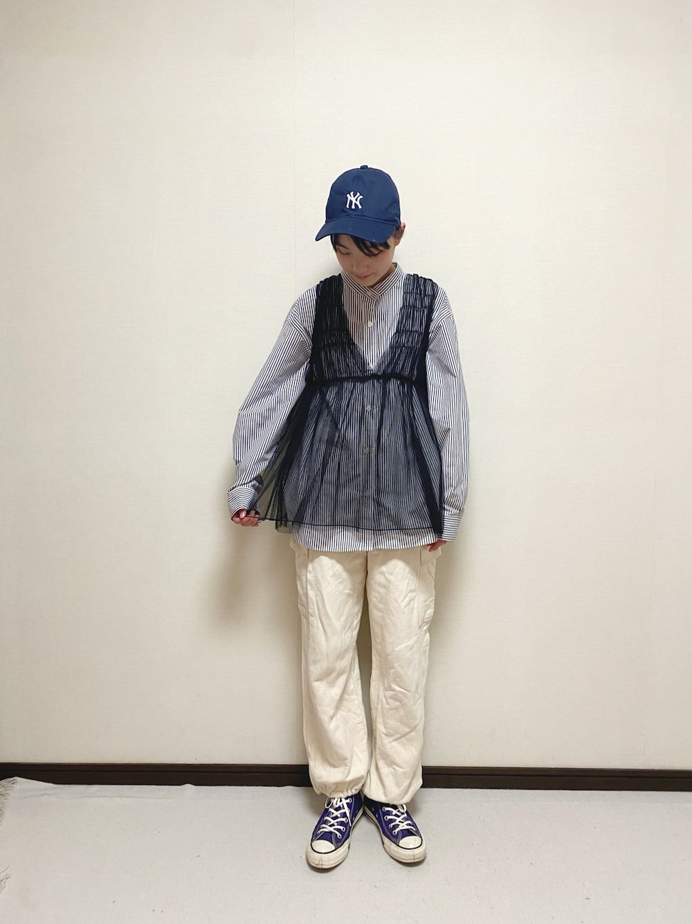 「ストライプシャツ、カジュアル、CIAOPANIC TYPY、レイヤードスタイル、コンバース、カーゴパンツ、春コーデ、キャップ、チュールトップス、チュール、ユニクロ」｜「CIAOPANIC TYPYの【新色追加】【KIDS】シャーリングチュール2WAYチュニック（チュニック、ブラック系）」を使った、yuuu_soooさん（キッズ・155cm）の春コーディネートの1枚目の写真