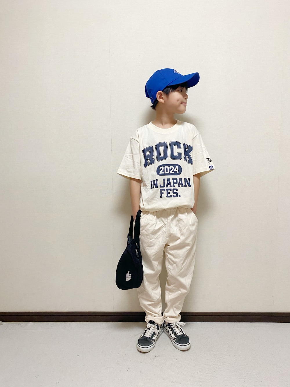 「カジュアル、シンプルコーデ、キャップ、CIAOPANIC TYPY、VANS、ホワイトコーデ、ワントーンコーデ、ボディバッグ、THE NORTH FACE、小学生、小学生男子、男の子」｜「ROCK IN JAPANフェスTシャツのアイテム（トップス、ホワイト系）」を使った、yuuu_soooさん（キッズ・155cm）の秋コーディネートの1枚目の写真