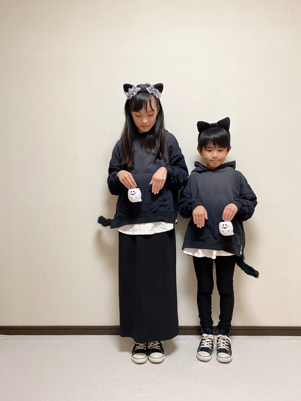 「WEARハロウィン2022、パーカー、ワントーンコーデ、ブラックコーデ、コンバース、タイトスカート、スキニー、ハロウィン、シンプルコーデ、キッズコーデ」｜「devirockのスウェットレイヤード長袖プルパーカー（パーカー、ブラック系）」を使った、yuuu_soooさん（キッズ・148cm）の秋コーディネートの1枚目の写真