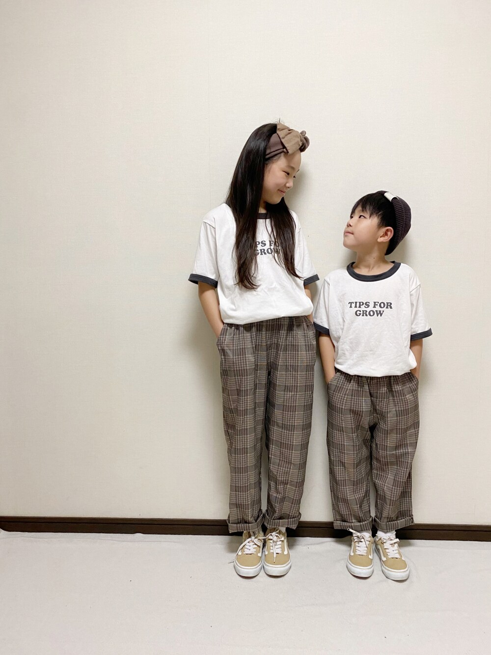 「ブラウン、チェッカーず2021、チェック、リンガーTシャツ、VANS、姉弟コーデ、オールドスクール、カジュアル、秋のコーデ、秋トレンド2021」｜「CIAOPANIC TYPYの【CIAOPANIC TYPY lil'】バイカラーBIGターバン（ヘアバンド、ブラウン系）」を使った、yuuu_soooさん（キッズ・140cm）の秋コーディネートの1枚目の写真