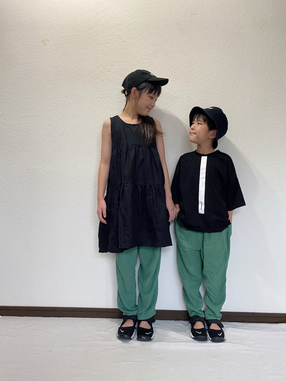 「キッズコーデ、リンクコーデ、グリーン、ティアードワンピース、themorningafter2015、キャップ、バケットハット、エアリフト、カジュアルコーデ、シンプル」｜「Leeの【LEE】KIDS LE BUCKET COTTON TWILL（ハット、ブラック系）」を使った、yuuu_soooさん（キッズ・138cm）の秋コーディネートの1枚目の写真