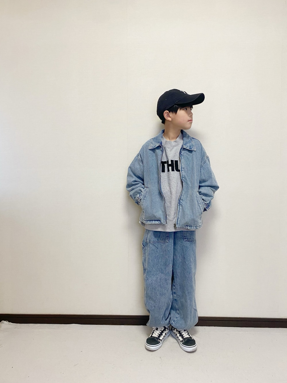 「きれいめカジュアル、デニデニ、セットアップ、GU、プチプラ、デニムジャケット、デニムパンツ、VANS、NEW ERA、カジュアル、小学生、男の子、キッズコーデ、スウェット」｜「LOWRYS FARMのＵＳＡドルマンウラケ　 134380（スウェット、グレー系）」を使った、yuuu_soooさん（キッズ・160cm）の冬コーディネートの1枚目の写真