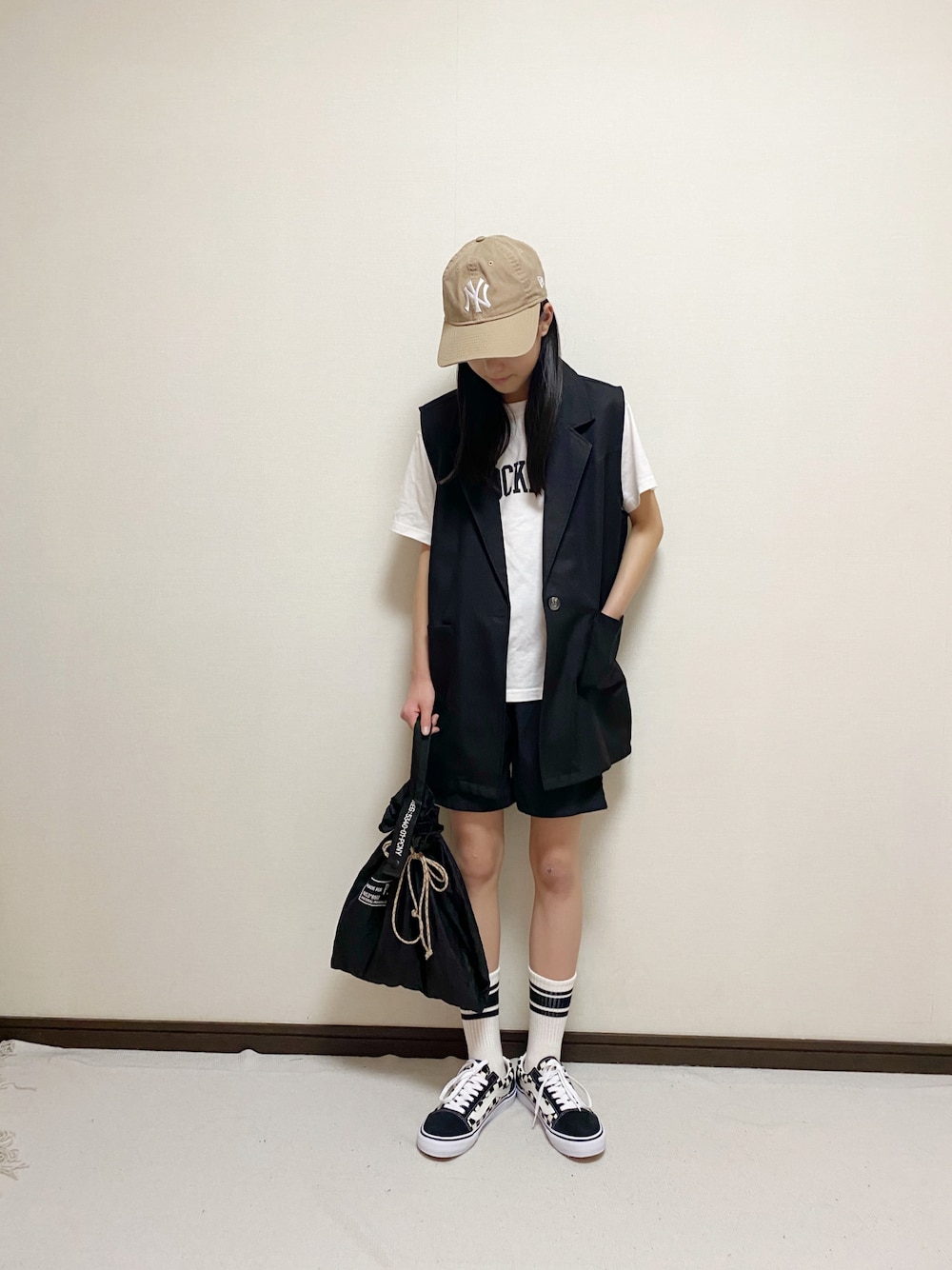 「このスタイルがお気に入り、モノトーン、ベスト、セットアップ、VANS、カジュアルコーデ、キャップ、NEW ERA、ロゴT、夏だ！Tシャツ着よう！」｜「NEW ERAの【NEW ERA / ニューエラ】べーズボールNYロゴキャップ（キャップ、ベージュ系）」を使った、yuuu_soooさん（キッズ・153cm）の夏コーディネートの1枚目の写真
