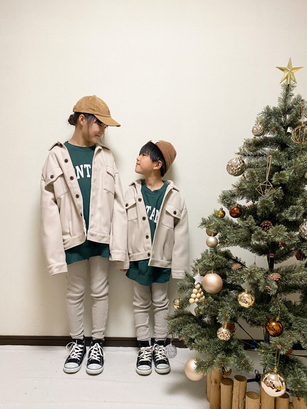 「クリスマスに着たい服、ゆるコーデ、CPOジャケット、くすみカラー、スウェット、グリーン、コンバース、休日コーデ、姉弟、スニーカーコーデ」｜「devirockのアイテム（ジャケット/アウター、ベージュ系）」を使った、yuuu_soooさん（キッズ・140cm）の冬コーディネートの1枚目の写真