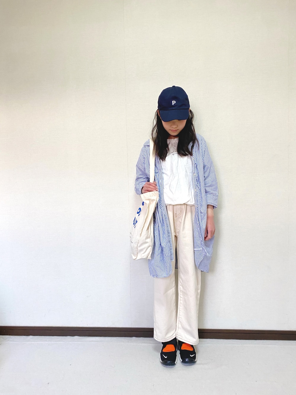 「春服みてみて、カジュアルコーデ、ストライプシャツ、ホワイトパンツ、カラーソックス、エアリフト、キャップ、プチプラ、春コーデ、トートバッグ」｜「DAISOのアイテム（帽子、ブルー系）」を使った、yuuu_soooさん（キッズ・143cm）の春コーディネートの1枚目の写真