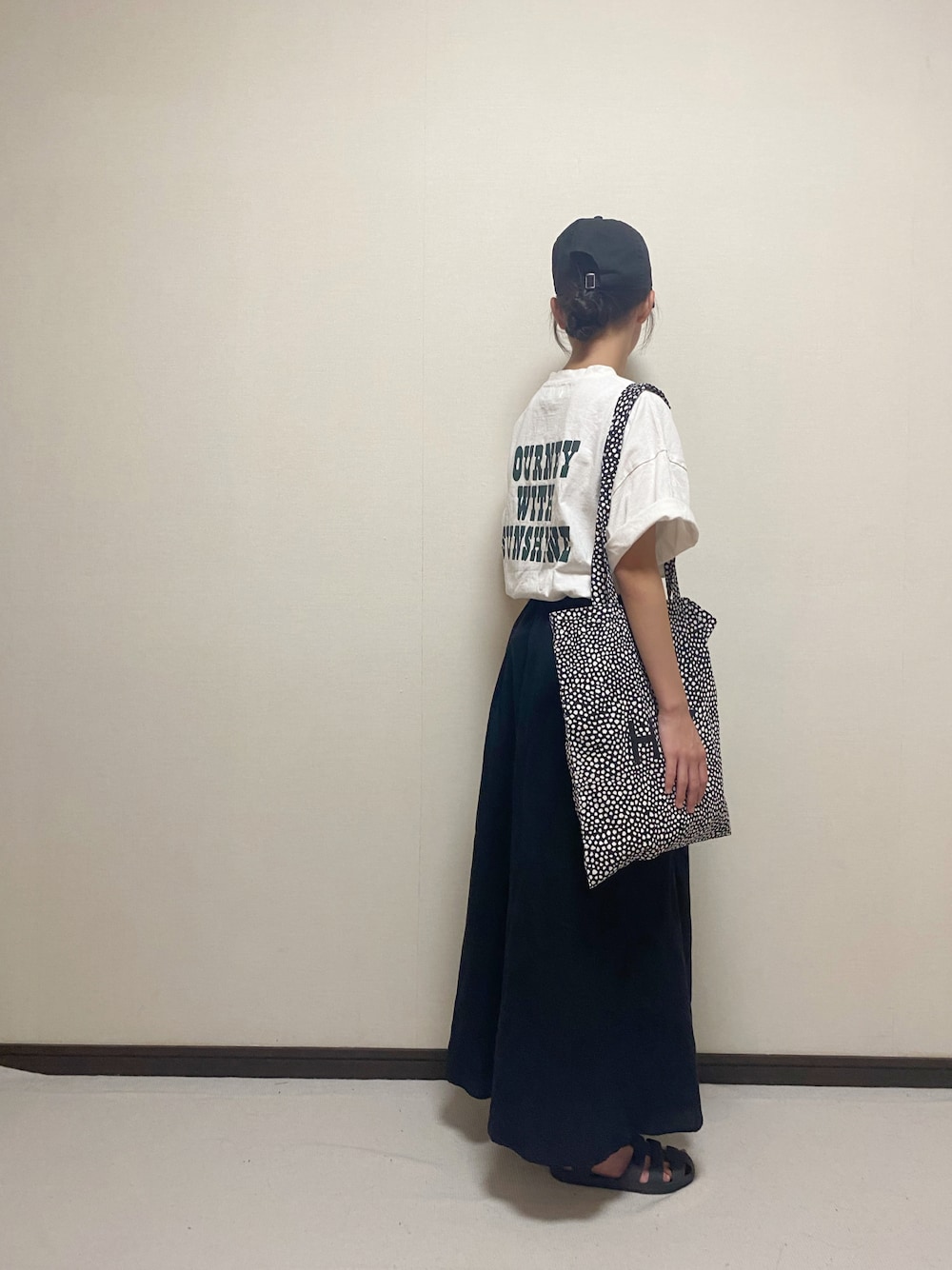 「みんなの白Tフェス、ロングスカート、トートバッグ、HAY、グルカサンダル、NEW ERA、カジュアルコーデ、夏コーデ、モノトーン、hayトート」｜「Auntie Rosa HolidayのビッグロゴバックプリントTシャツ（Tシャツ/カットソー、ホワイト系）」を使った、yuuu_soooさん（キッズ・153cm）の夏コーディネートの1枚目の写真