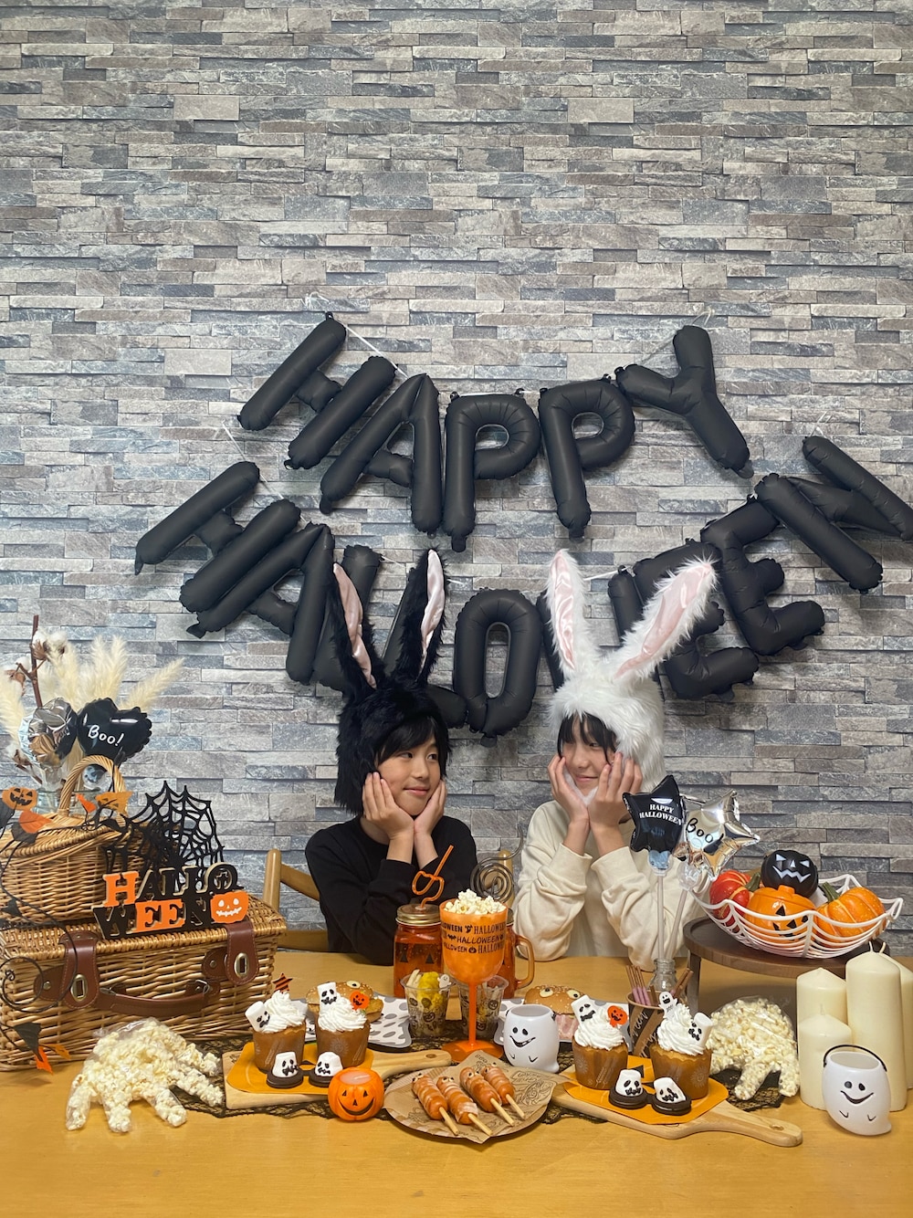 「ハロウィンコーデ、ハロウィン、仮装、姉弟、ハロウィンパーティー、ハロウィン 仮装、halloween、Halloweenparty、3coins、うさぎ」｜「FOVのFOV FEEL L/S Tシャツ / LIBERTY L/S Tシャツ / COFFEE. L/S Tシャツ（Tシャツ/カットソー、ブラック系）」を使った、yuuu_soooさん（キッズ・160cm）の秋コーディネートの1枚目の写真