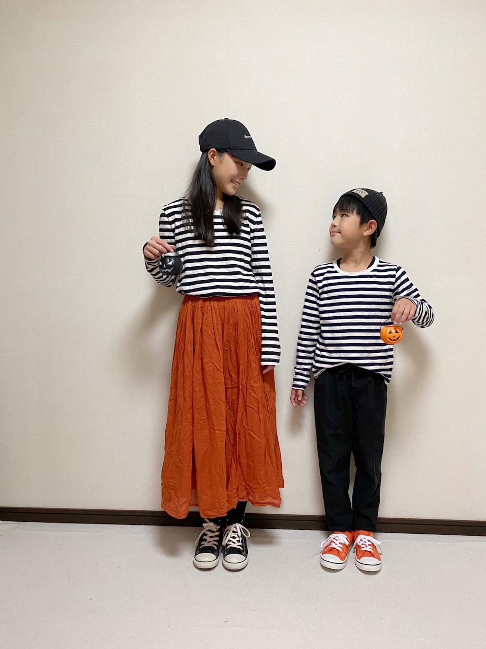 「WEARハロウィン2022、ハロウィンカラー、スニーカー、カジュアルコーデ、ボーダー、ハロウィン、キャップ、ニット帽、秋コーデ、オレンジ」｜「無印良品のアイテム（トップス、ホワイト系）」を使った、yuuu_soooさん（キッズ・148cm）の秋コーディネートの1枚目の写真