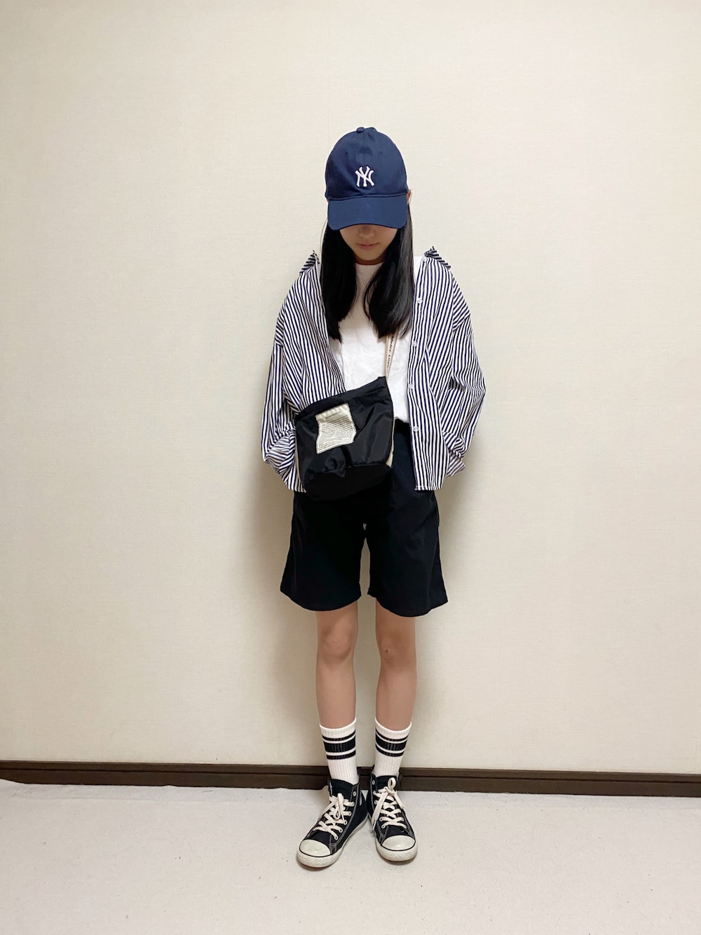 「夏コーデ、シャツスタイル、ストライプシャツ、ショートパンツ、THEATRE PRODUCTS、コンバース、カジュアルコーデ、キャップ、ラインソックス、白Tシャツ」｜「GUのアイテム（トップス、ホワイト系）」を使った、yuuu_soooさん（キッズ・151cm）の夏コーディネートの1枚目の写真
