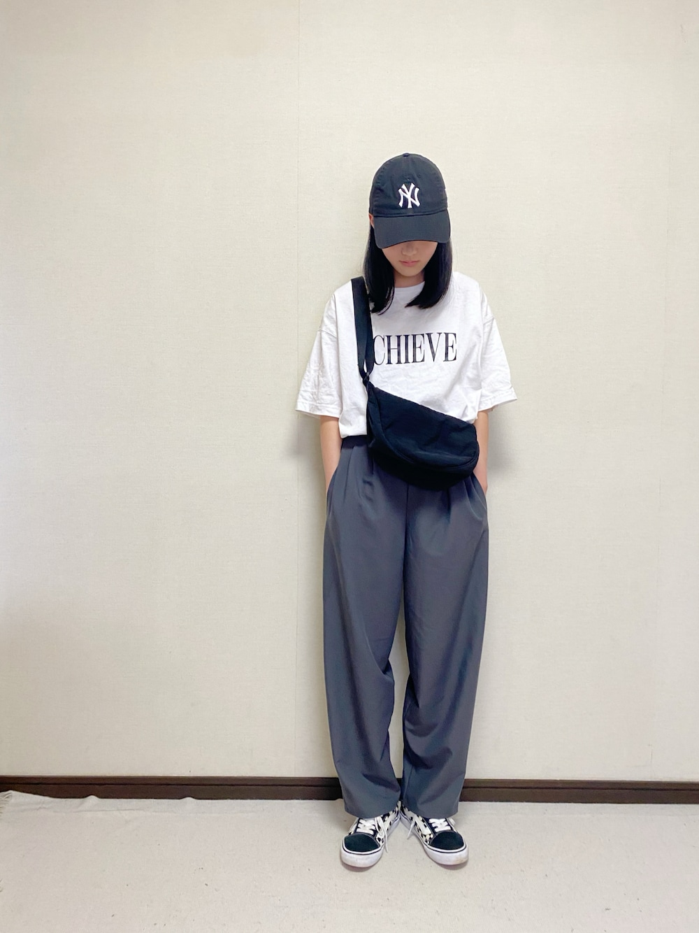 「きれいめカジュアル、reca、GU、VANS、カジュアル、シンプル、ロゴT、キャップ、カーブパンツ、夏コーデ、ショルダーバッグ、ユニクロ、休日スタイル」｜「UNIQLOのアイテム（ショルダーバッグ、ブラック系）」を使った、yuuu_soooさん（キッズ・155cm）の春コーディネートの1枚目の写真