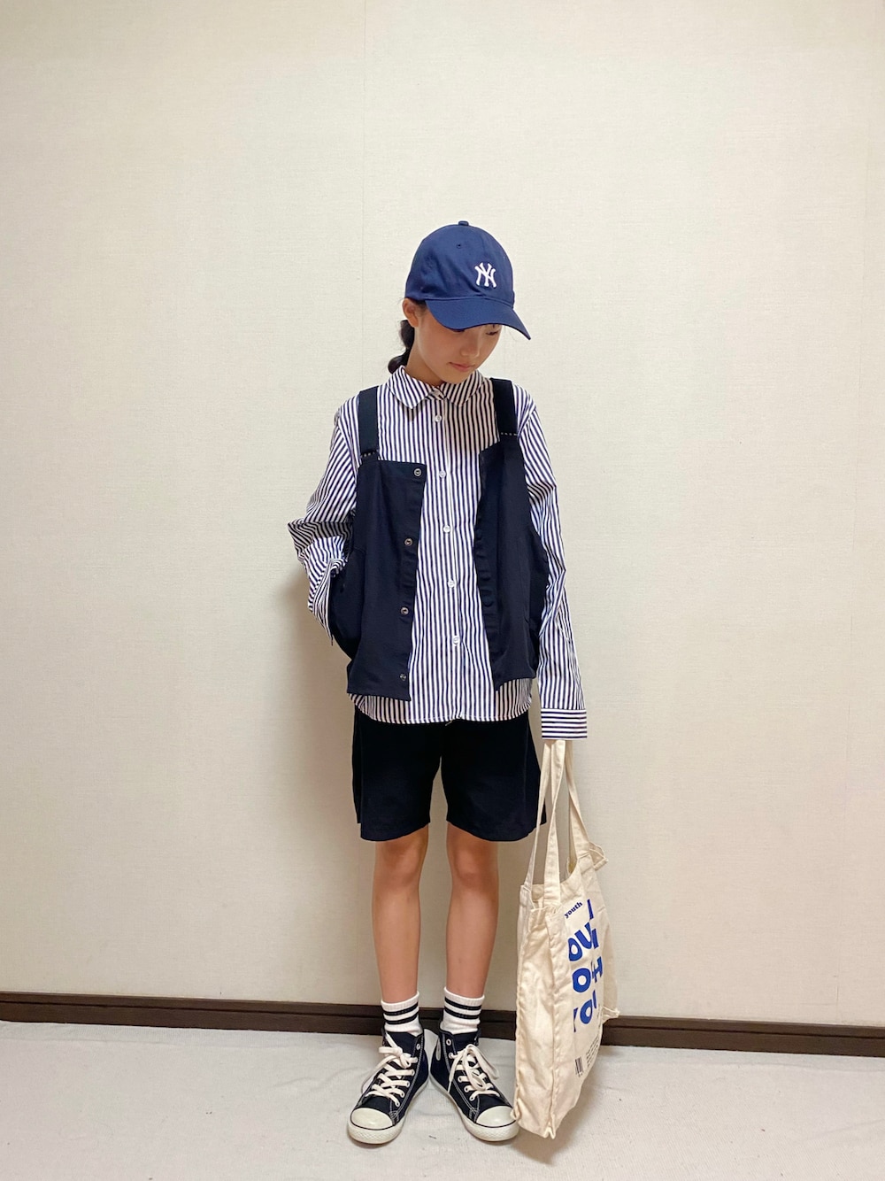 「シンプルコーデ、ストライプシャツ、ハーフパンツ、ラインソックス、コンバース、キャップ、トートバッグ、レイヤードスタイル、ベスト、antiqua」｜「antiquaのハントベスト（ベスト、ブラック系）」を使った、yuuu_soooさん（キッズ・148cm）の秋コーディネートの1枚目の写真