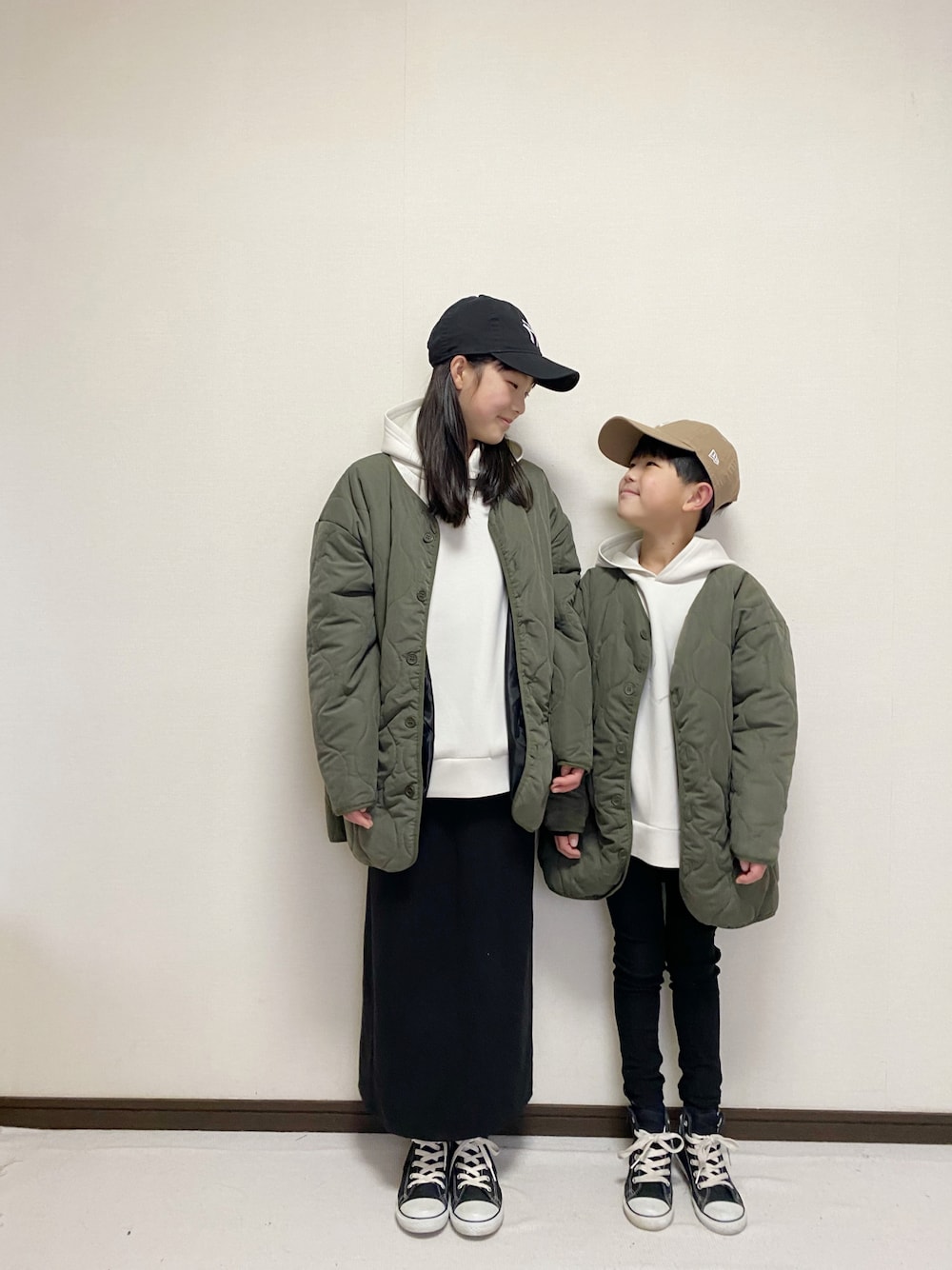 「シンプルコーデ、休日スタイル、リンクコーデ、キルティングジャケット、タイトスカート、スキニーパンツ、NEW ERA、キャップ、カジュアルコーデ、コンバース」｜「GLOBAL WORKのライトクッションプルオーバーパーカー/281775（パーカー、ホワイト系）」を使った、yuuu_soooさん（キッズ・151cm）の冬コーディネートの1枚目の写真