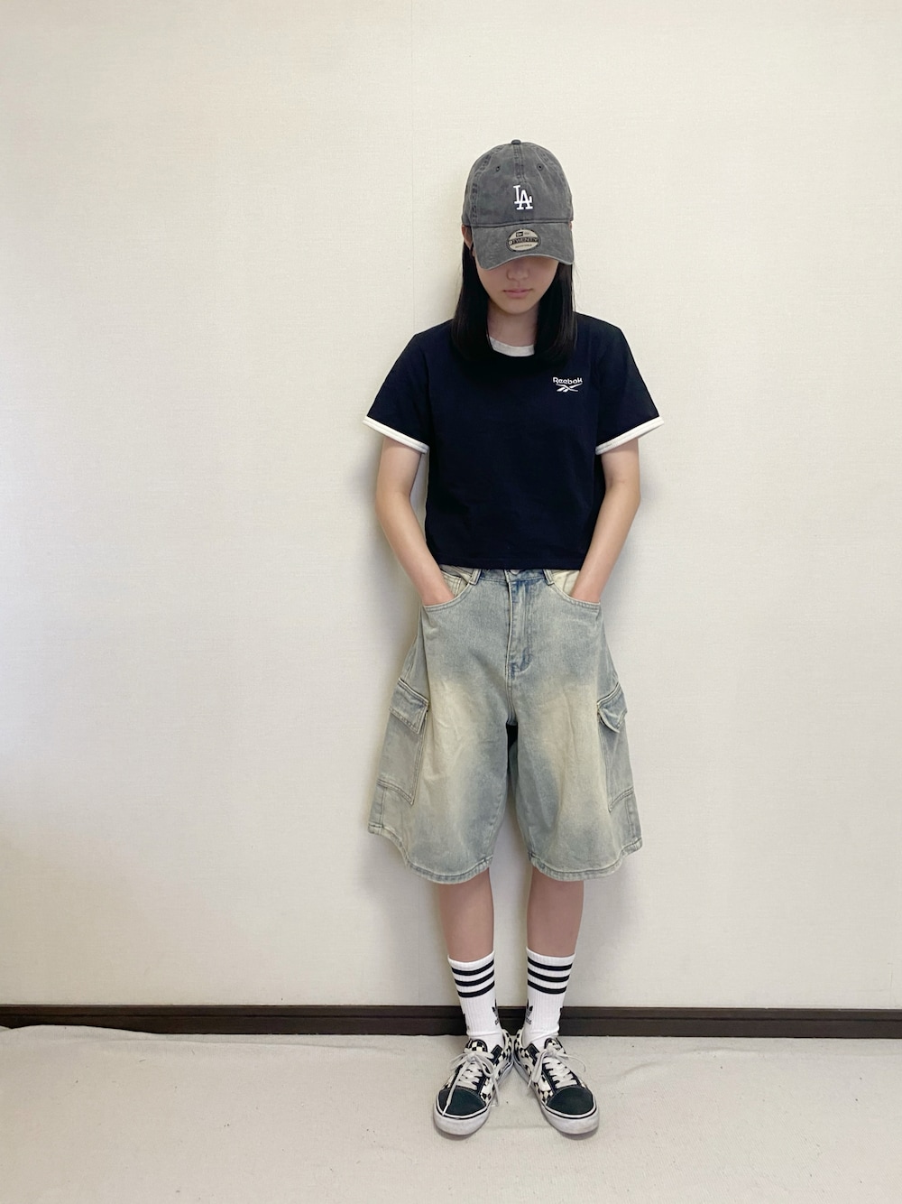 「夏ルックで気分アップ、デニム、ハーフパンツ、adidas、ラインソックス、VANS、NEW ERA、キャップ、カジュアル、シンプルコーデ、スポーツミックス、リーボック(Reebok)、中学生コーデ、夏コーデ」｜「しまむらのアイテム（トップス、ブラック系）」を使った、yuuu_soooさん（キッズ・160cm）の夏コーディネートの1枚目の写真