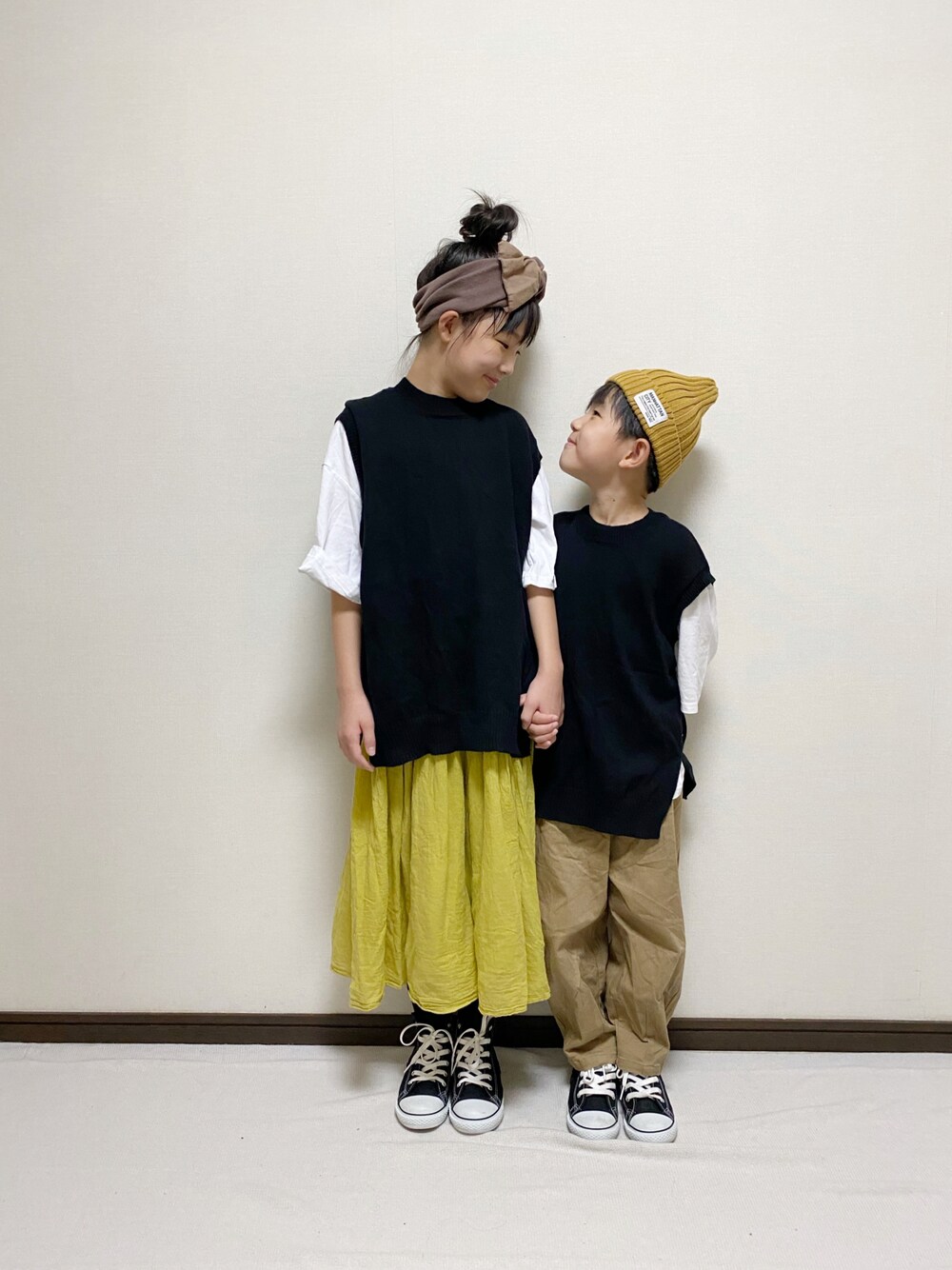 「ベスト、ヘアバンド、devirock、コンバース、リンクコーデ、ヒザデルパンツ、秋のコーデ、キッズファッション、カジュアル、ニット帽」｜「devirockのニットベスト&6分袖Tシャツセット（ニット/セーター、ブラック系）」を使った、yuuu_soooさん（キッズ・140cm）の秋コーディネートの1枚目の写真