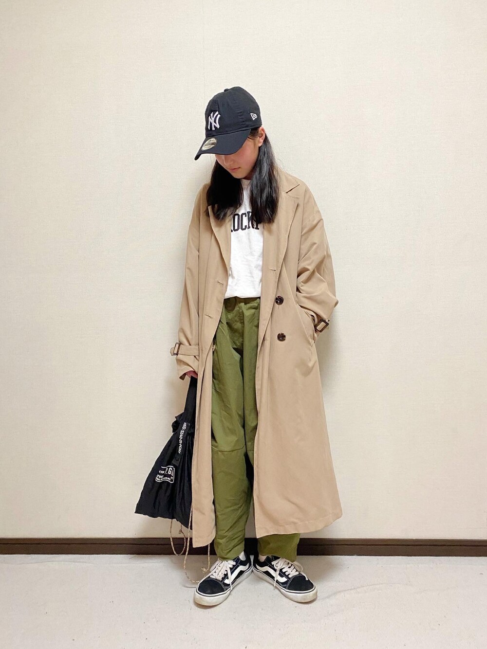 「VANS、カーキ、ロゴT、トレンチコート、バルーンパンツ、カジュアルコーデ、undeny.、NEW ERA、小学生、春コーデ」｜「しまむらのアイテム（ジャケット/アウター、ベージュ系）」を使った、yuuu_soooさん（キッズ・151cm）の春コーディネートの1枚目の写真