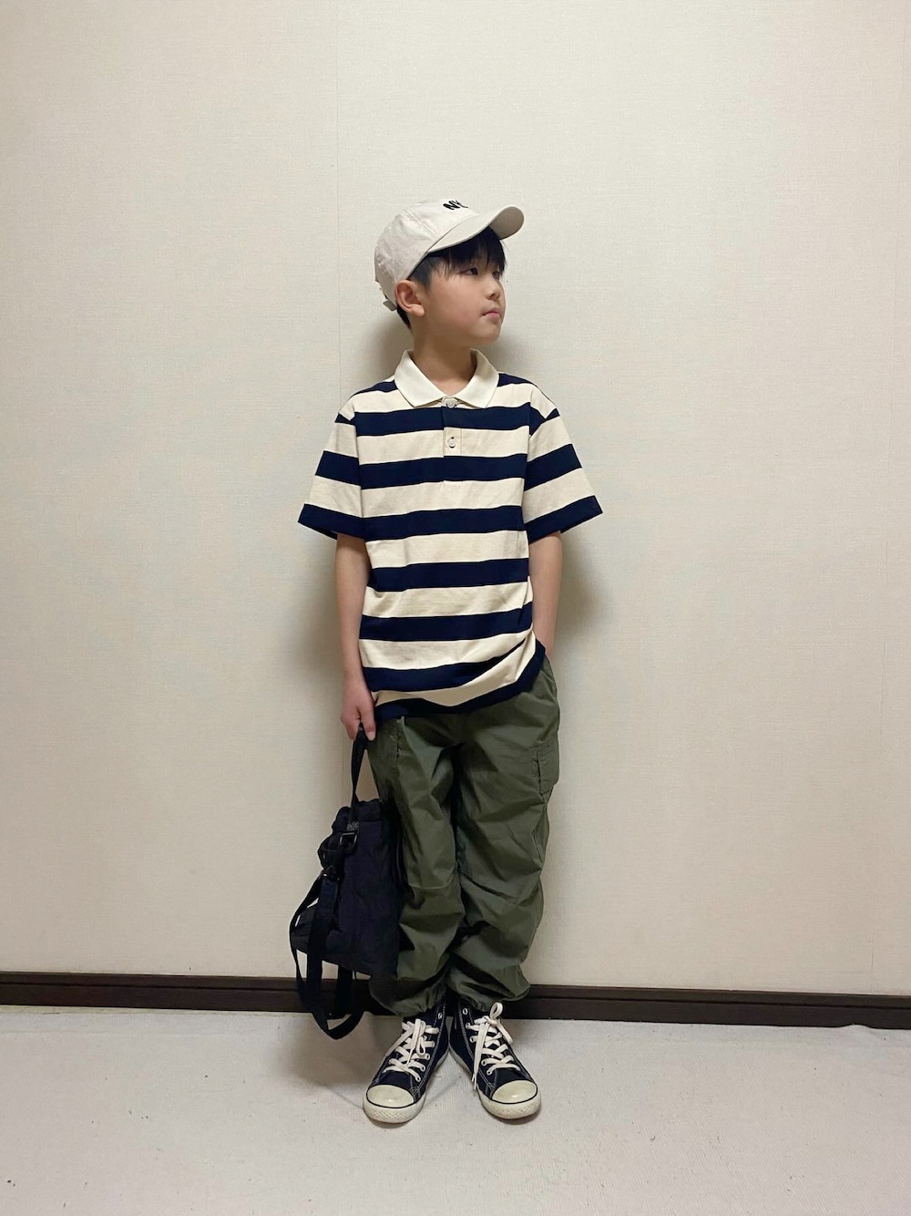「おしゃれさんと繋がりたい、男の子、キッズコーデ、ストリート、カーゴパンツ、ポロシャツ、ユニクロ、プチプラ、プチフラコーデ、カジュアル、converse、小学生、ボーダー」｜「UNIQLOのアイテム（トップス、ベージュ系）」を使った、yuuu_soooさん（キッズ・155cm）の春コーディネートの1枚目の写真