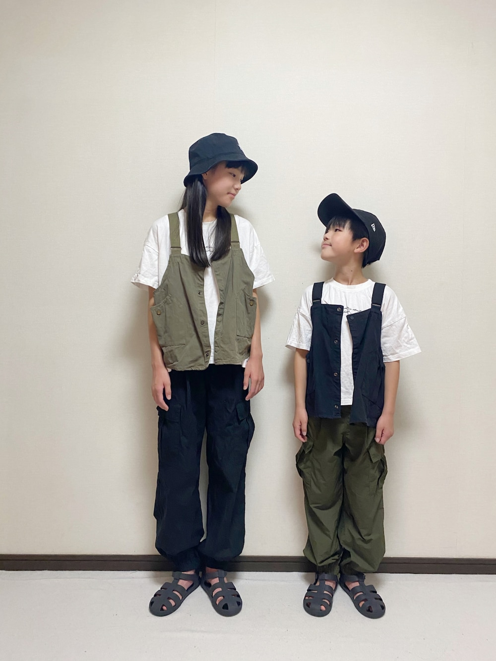 「みんなの白Tフェス、夏コーデ、ミリタリー、ベスト、キャンプ、グルカサンダル、カーゴパンツ、ミリタリーベスト、キャップ、バケットハット」｜「antiquaのお洒落キッズ必須！ハントベスト（ベスト、グリーン系）」を使った、yuuu_soooさん（キッズ・153cm）の夏コーディネートの1枚目の写真