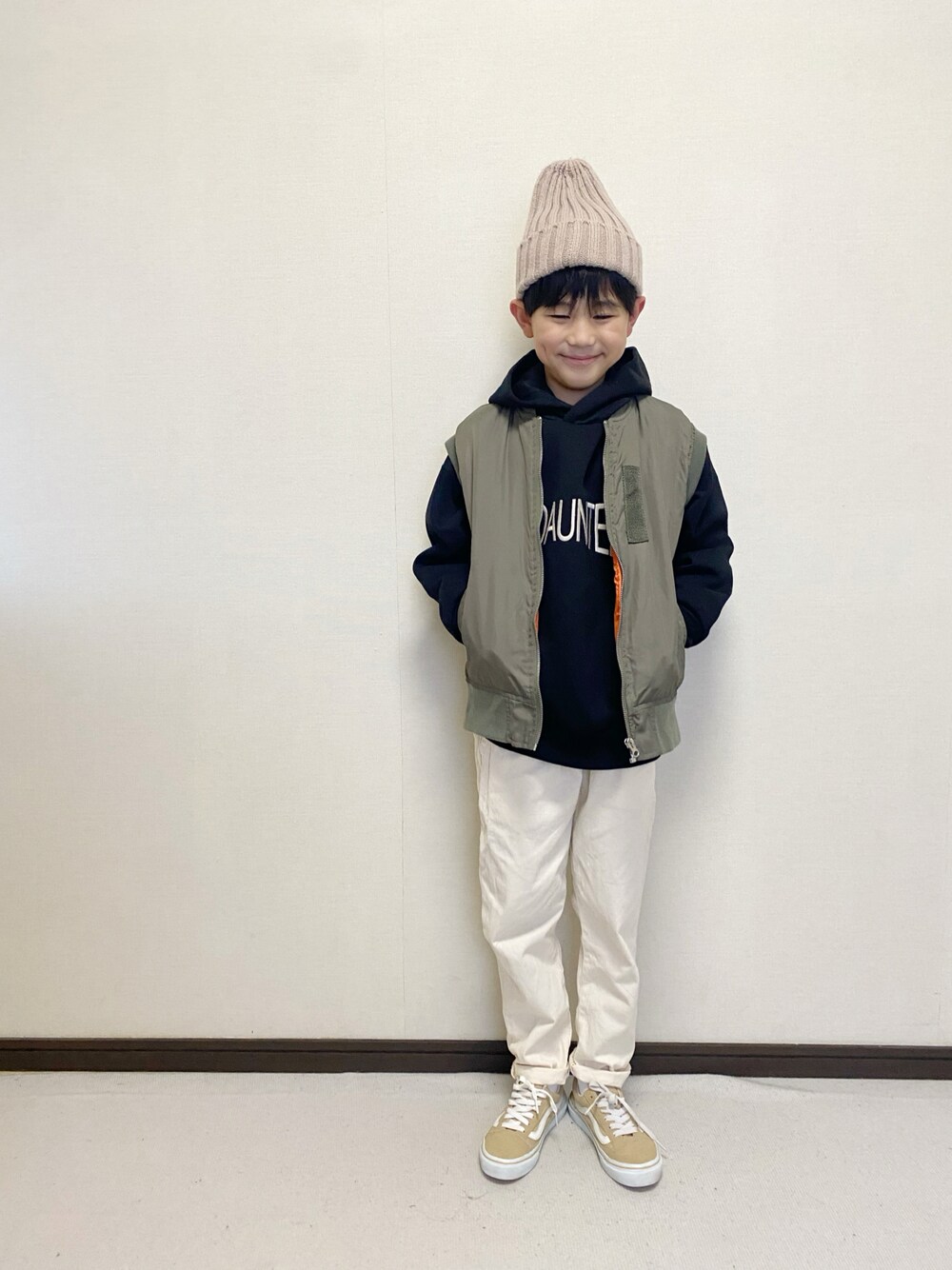 「冬コーデ、プチプラ、パーカー、ベスト、ビーニー、レイヤードスタイル、男の子、キッズファッション、VANS、CIAOPANIC TYPY、カジュアル、ホワイトパンツ」｜「CIAOPANIC TYPYの□【KIDS】MA-1ベスト（ダウンベスト、グリーン系）」を使った、yuuu_soooさん（キッズ・160cm）の冬コーディネートの1枚目の写真