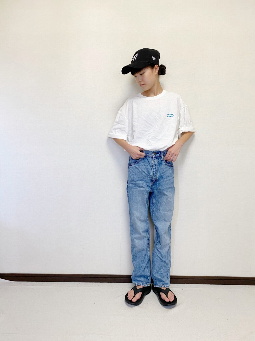 「ビッグシルエット、カジュアルコーデ、シンフルコーデ、白Tシャツ、oofos、NEW ERA、夏コーデ、サンダル、プチプラ、デニム」｜「GLOBAL WORKの垢抜けグラフィックT半袖/AND YUA ANY/185762（Tシャツ/カットソー、ホワイト系）」を使った、yuuu_soooさん（キッズ・153cm）の夏コーディネートの1枚目の写真