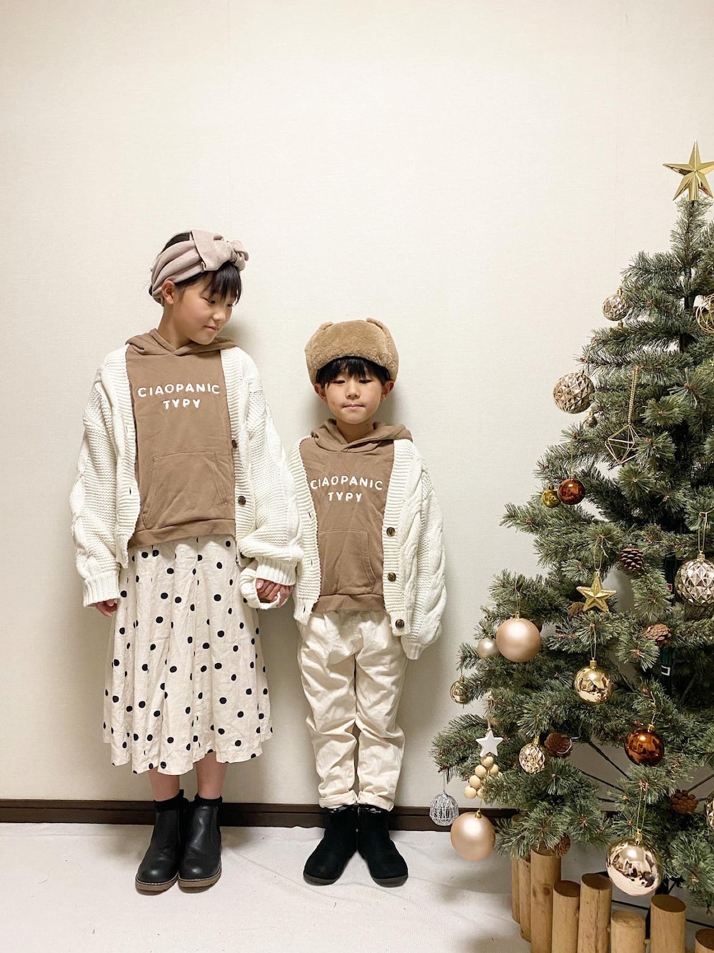 「クリスマスに着たい服、パーカー、ゆるコーデ、サイドゴアブーツ、ドット、キッズファッション、淡色コーデ、フライトキャップ、姉弟、休日スタイル」｜「CIAOPANIC TYPYの【WEB限定】サガラ刺繍パーカー（パーカー、ベージュ系）」を使った、yuuu_soooさん（キッズ・140cm）の冬コーディネートの1枚目の写真