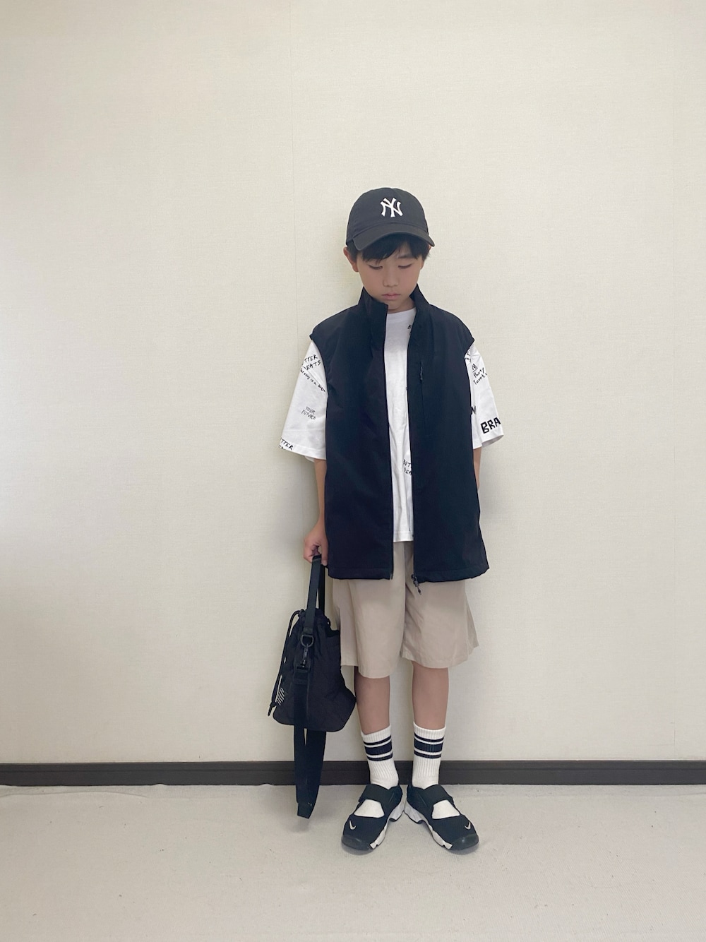 「レイヤードスタイル、PAIRMANON STREET、夏コーデ、Tシャツ、ハーフパンツ、ラインパンツ、エアリフト、NEW ERA、キャップ、ストリート、カジュアル、ベスト、プチプラ、男の子、小学生」｜「PAIRMANON STREETの【PAIRMANON STREET】総柄 オリジナル プリント 半袖 Tシャツ（Tシャツ/カットソー、ホワイト系）」を使った、yuuu_soooさん（キッズ・160cm）の夏コーディネートの1枚目の写真