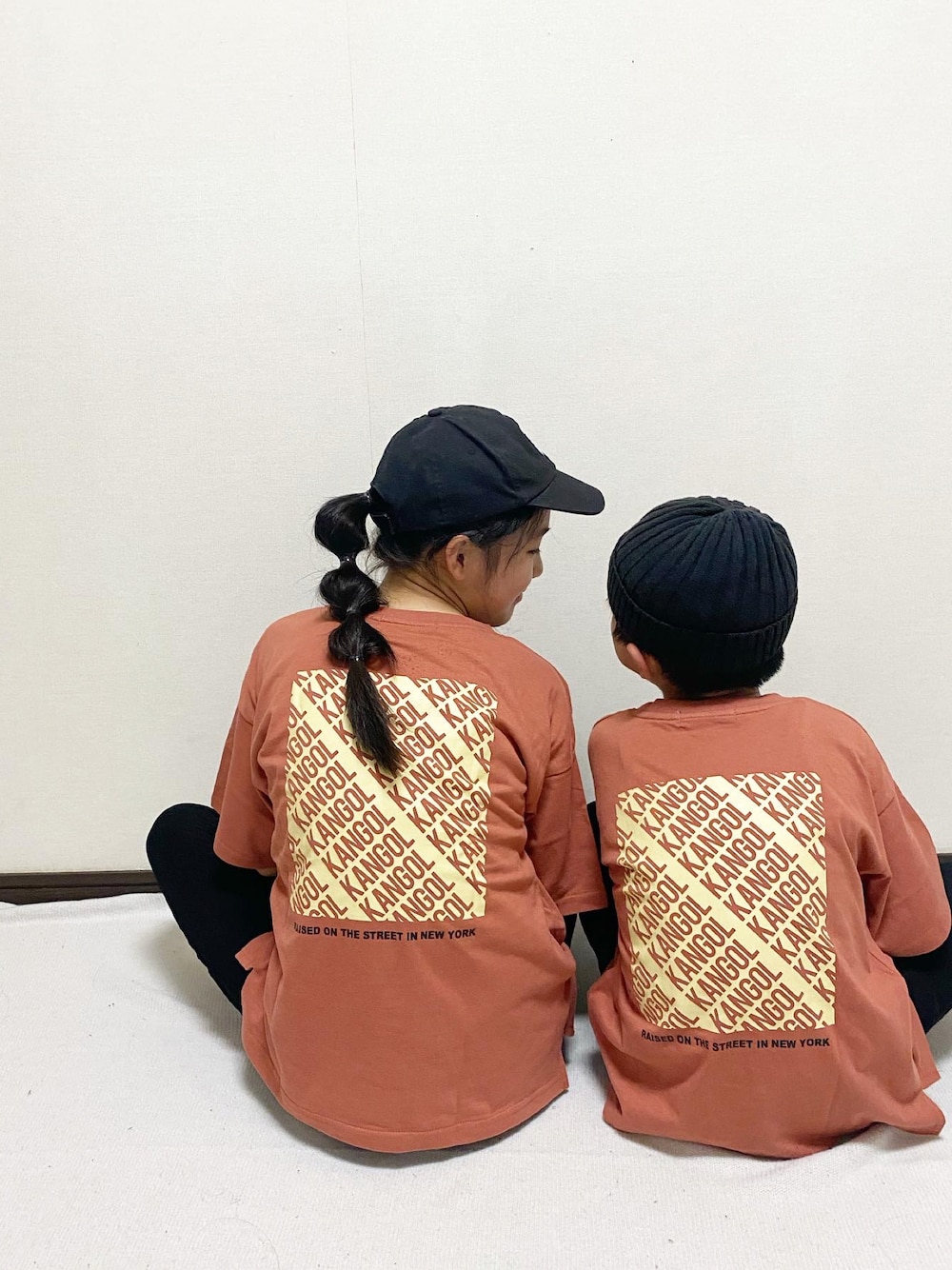 「リンクコーデ、夏コーデ、KANGOL、黒スキニー、カジュアル、休日コーデ、キッズコーデ、Branshes、キャップ、スニーカー」｜「DAISOのアイテム（キャップ、ブラック系）」を使った、yuuu_soooさん（キッズ・143cm）の春コーディネートの1枚目の写真