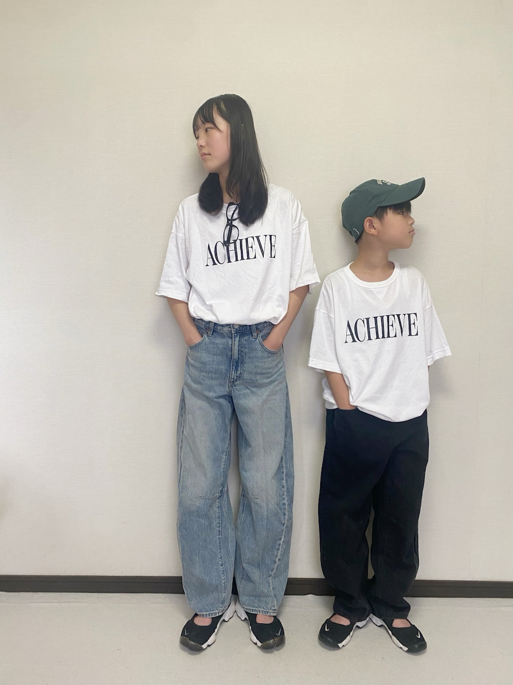 「ロゴT、プチプラ、GU、カジュアル、バレルレッグジーンズ、エアリフト、白Tシャツ、デニム、キャップ、シンプルコーデ、リンクコーデ、姉弟」｜「GUのアイテム（トップス、ホワイト系）」を使った、yuuu_soooさん（キッズ・155cm）の夏コーディネートの1枚目の写真