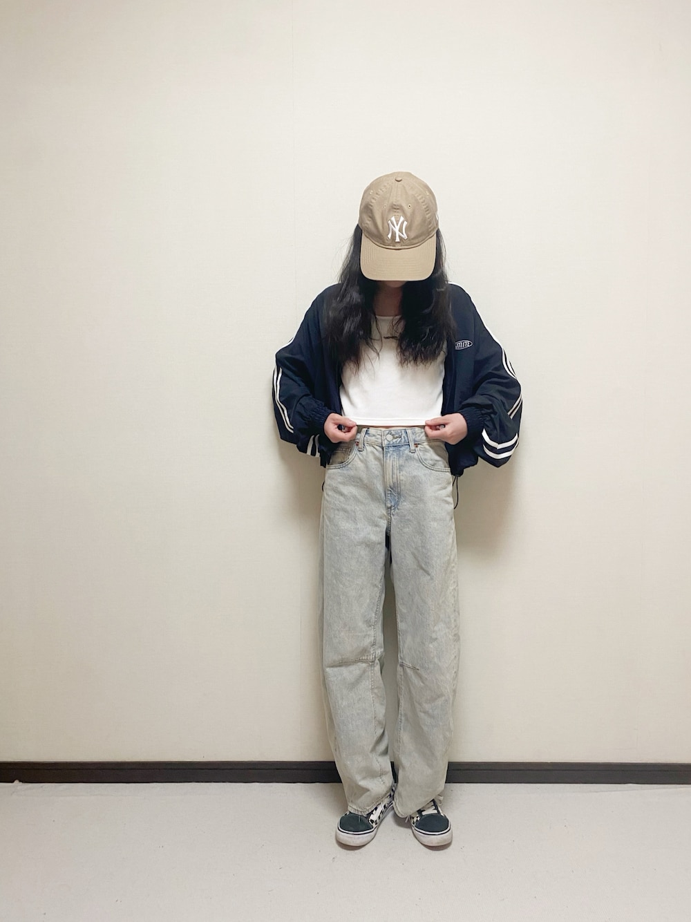 「最近のいい感じコーデ、カジュアル、GU、GUコーデ、プチプラ、バレルレッグジーンズ、デニム、VANS、NEW ERA、シンプルコーデ、ラインブルゾン、ブルゾン、しまむら、春コーデ」｜「GUのアイテム（デニムパンツ、ブルー系）」を使った、yuuu_soooさん（キッズ・160cm）の春コーディネートの1枚目の写真