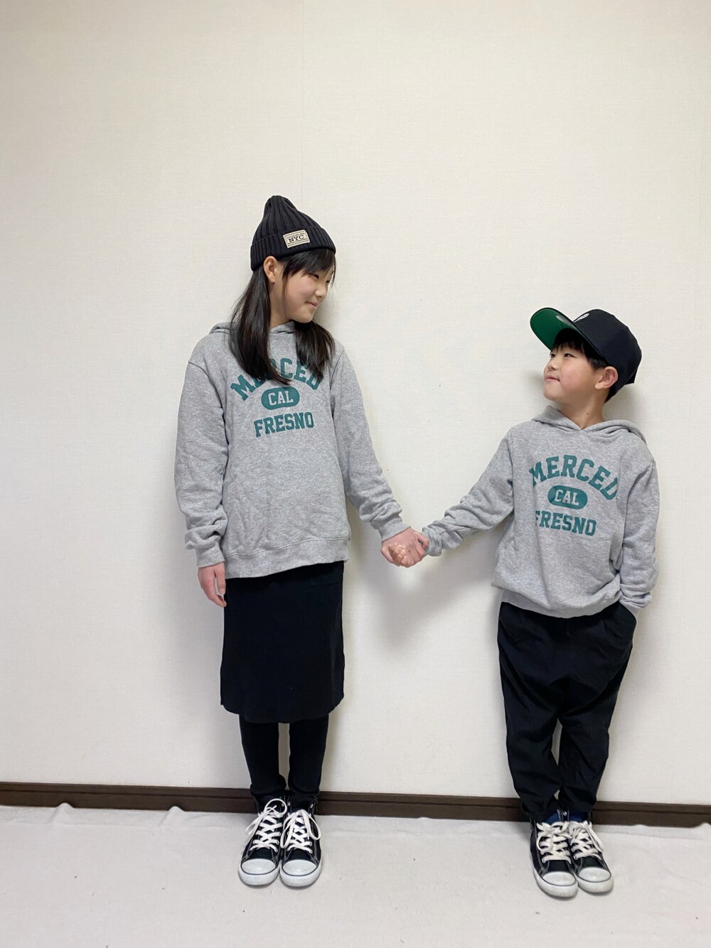 「プチプラコーデ、キッズコーデ、カジュアル、パーカー、コンバース、姉弟、キャップ、ニット帽、タイトスカート、シンプル」｜「devirockのデビラボ プリント裏毛プルパーカー（パーカー、その他）」を使った、yuuu_soooさん（キッズ・143cm）の冬コーディネートの1枚目の写真