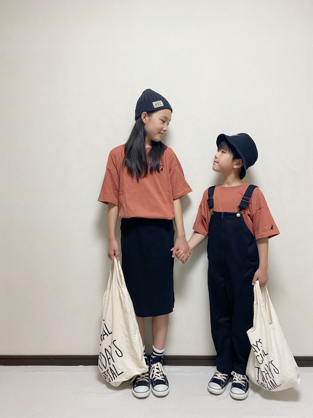 「キャップ、バケットハット、リンクコーデ、KANGOL、オーバーオール、タイトスカート、コンバース、カジュアル、着回しコーデ、キッズコーデ」｜「GLOBAL WORKの【キッズ】ワッフルカットタイトスカート/820768（スカート、グレー系）」を使った、yuuu_soooさん（キッズ・143cm）の夏コーディネートの1枚目の写真