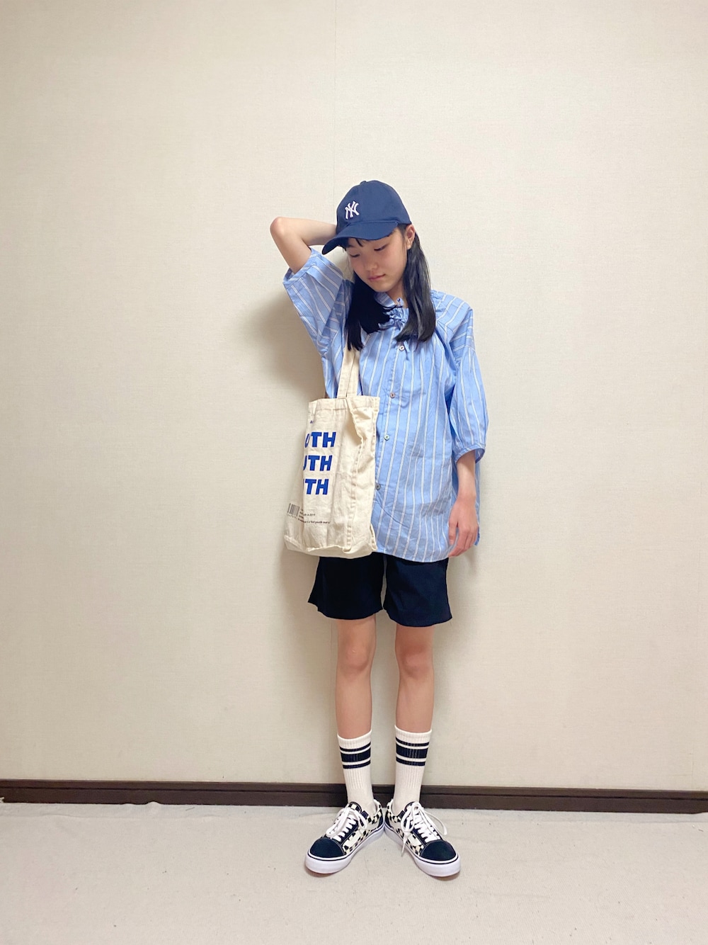 「undeny.、ブラウス、ストライプ、春コーデ、ショートパンツ、ラインソックス、VANS、シンプルコーデ、カジュアル、ブルー」｜「undeny.のアンディニー ストライプギャザーブラウス（シャツ/ブラウス、ブルー系）」を使った、yuuu_soooさん（キッズ・151cm）の春コーディネートの1枚目の写真
