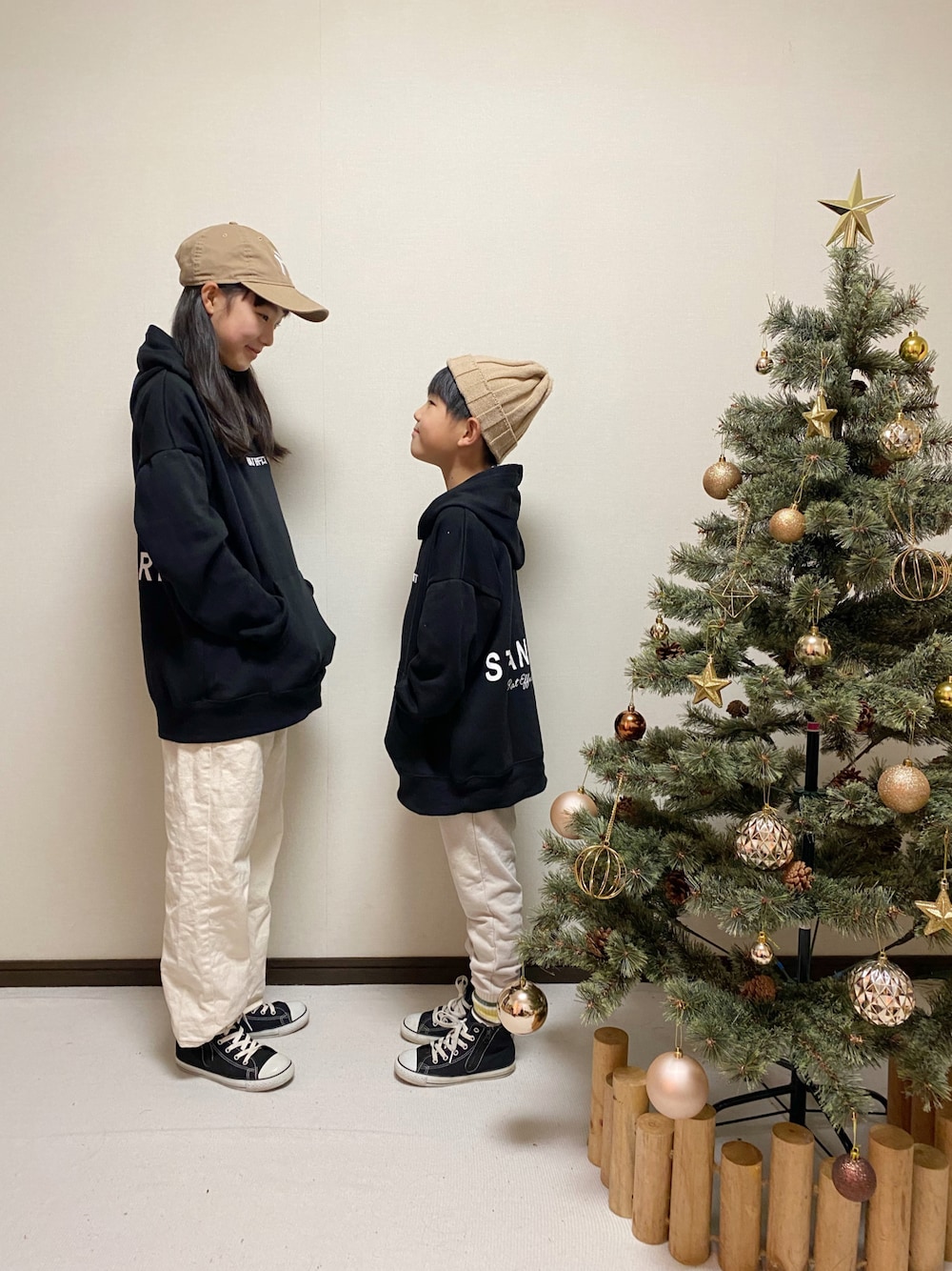 「クリスマスに着たい服、秋冬コーデ、パーカー、コンバース、カジュアルコーデ、シンプルコーデ、NEW ERA、ニット帽、スウェットパンツ、ホワイトパンツ」｜「GLOBAL WORKのキッズ/スゴラク/イージーDRYパンツ/258818（スウェットパンツ、ホワイト系）」を使った、yuuu_soooさん（キッズ・148cm）の冬コーディネートの1枚目の写真
