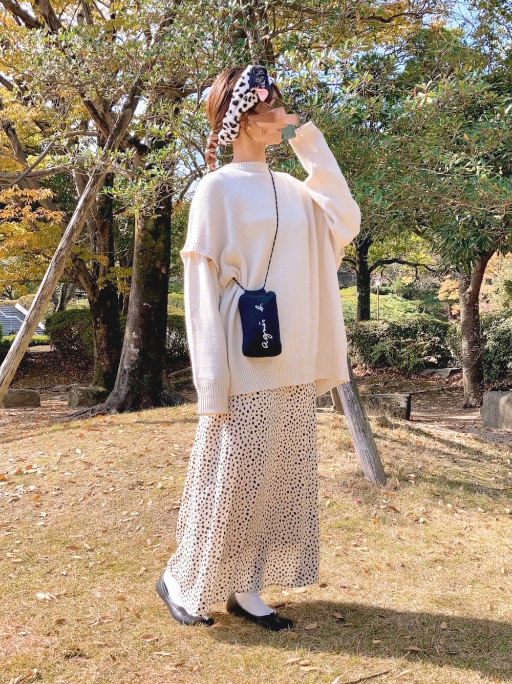 「シンプル、ホワイト、ニットカーディガン、ハロウィン、カチューシャ、きれいめカジュアル、リラックススタイル、秋服、ダルメシアン柄、淡色コーデ、ハロウィンコーデ、101匹わんちゃん、101匹わんちゃんコーデ、wearhalloween2021、ニット/セーター」｜「しまむらのアイテム（カーディガン/ボレロ、ホワイト系）」を使った、ぷしゅさん（レディース・158cm）の秋コーディネートの1枚目の写真