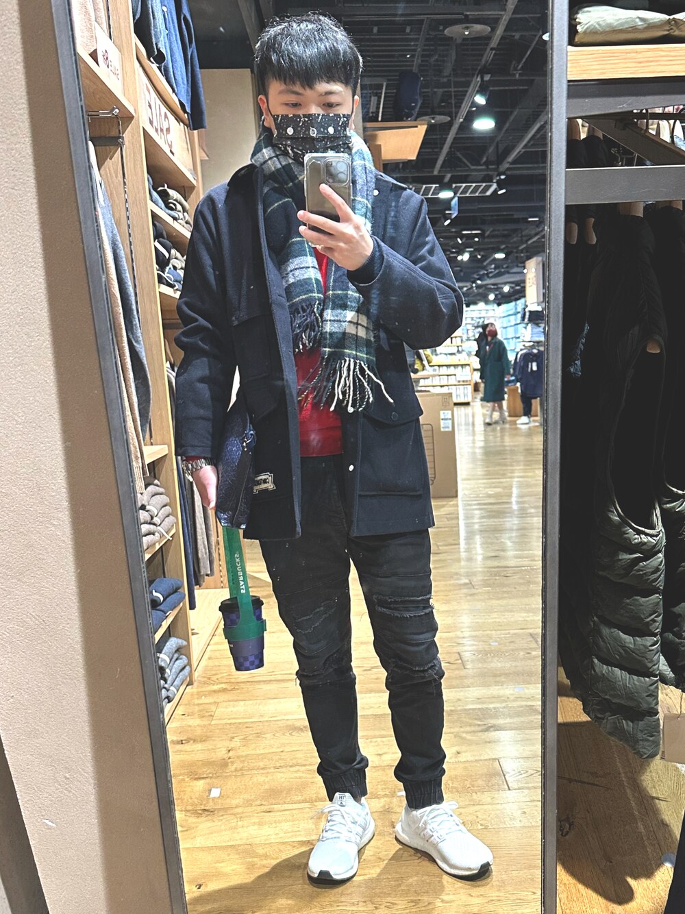 「REPUTATIONのアイテム（チノパンツ、ブラック系）」を使った、Kevinさん（メンズ・168cm）の冬コーディネートの1枚目の写真