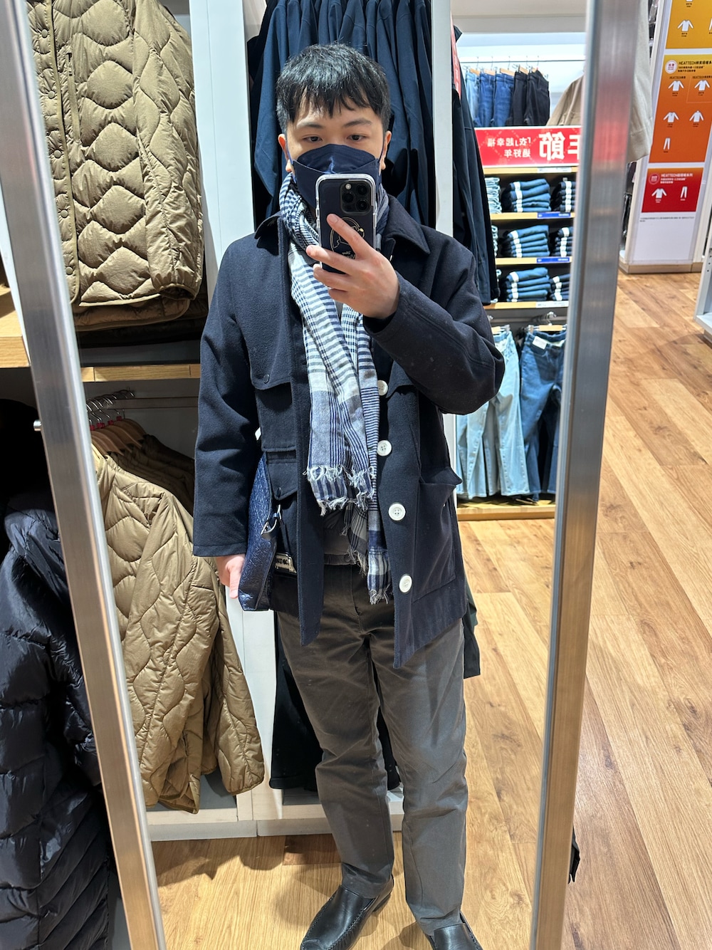 「TOMMY HILFIGERのアイテム（スラックス、グレー系）」を使った、Kevinさん（メンズ・167cm）の春コーディネートの1枚目の写真