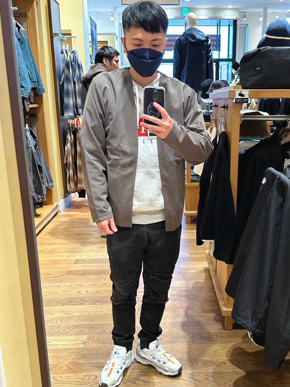 「REPUTATIONのアイテム（チノパンツ、ブラック系）」を使った、Kevinさん（メンズ・167cm）の春コーディネートの1枚目の写真