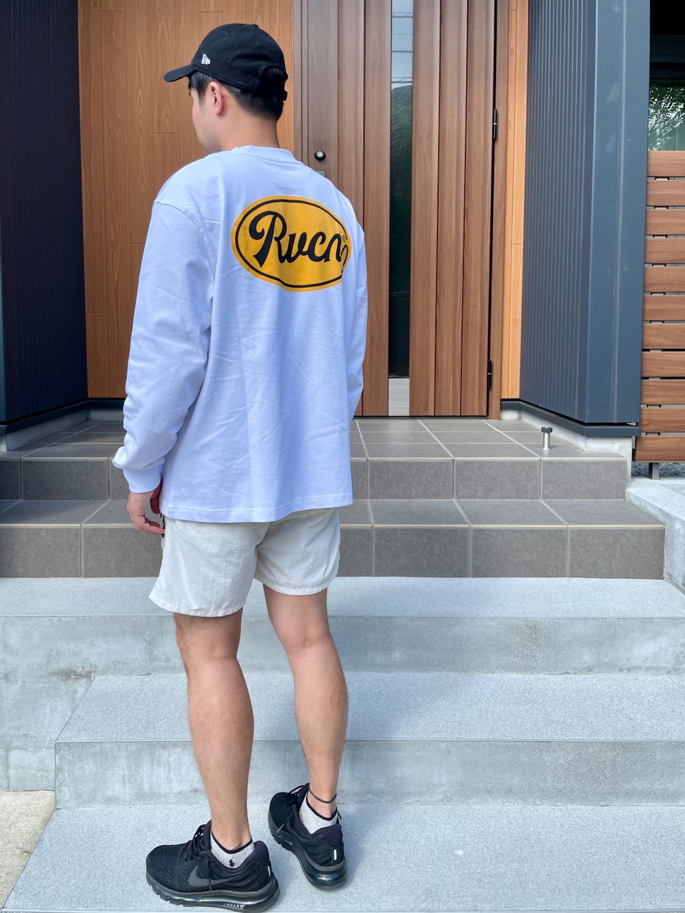 「ビッグシルエット、シンプルコーデ、ホワイト、ホワイトコーデ、初夏コーデ、NEW ERA、rvca、NANGA、NIKE、キャップ、ロンT、ロゴT、バックロゴ、バックプリント、ショートパンツ」｜「NANGAの【NANGA Mt. & Sea】ショートパンツ（その他パンツ、ホワイト系）」を使った、&K&H&K&さん（メンズ・169cm）の春コーディネートの1枚目の写真