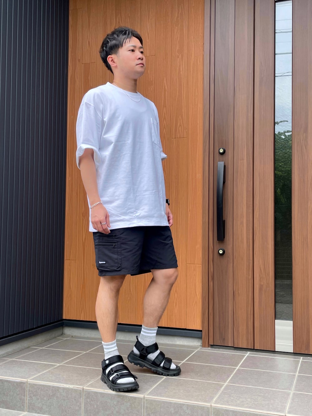 「夏コーデ、休日スタイル、リラックススタイル、シンプル、モノトーン、白Tシャツ、カーゴショーツ、サンダル、サンダルに靴下、シルバーアクセサリー、ネックレス、ブレスレット、チェーンブレスレット、supreme、SHAKA」｜「GUのアイテム（Tシャツ/カットソー、ホワイト系）」を使った、&K&H&K&さん（メンズ・169cm）の夏コーディネートの1枚目の写真