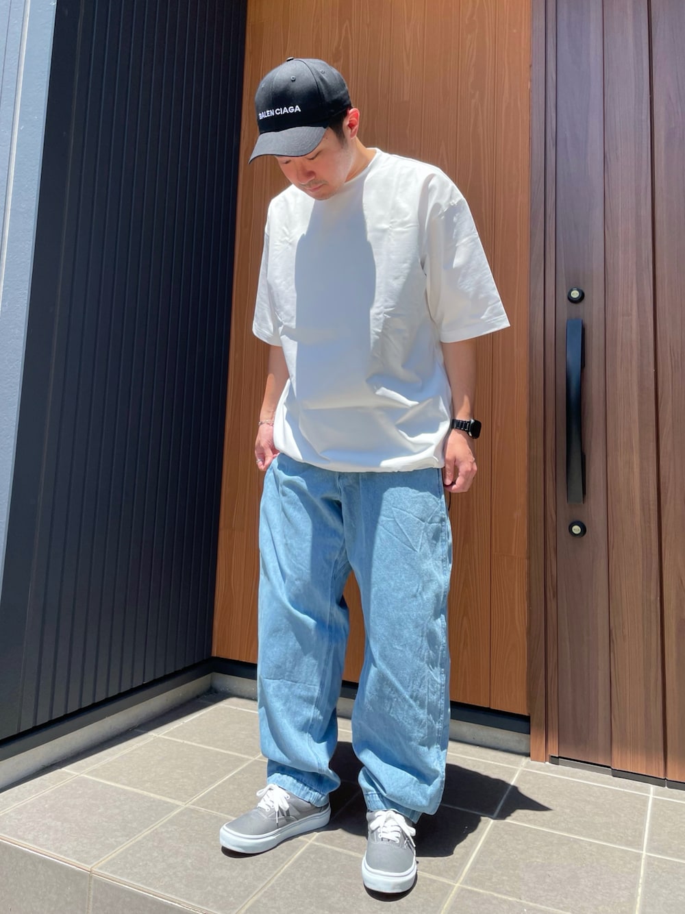 VANSのアイテムを使った「白Tシャツ×デニム」のメンズ人気ファッション 