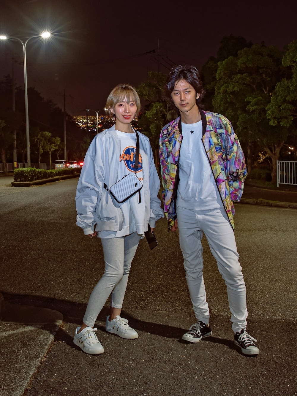 「ホワイトコーデ、MA-1、柄アウター、派手柄、稲葉浩志、レギンス、サコッシュ、converse、トレーナー、スウェット、個性的、ホワイトパンツ、white、アラフォー、40代ファッション」｜「WEGOのアイテム（MA-1、ホワイト系）」を使った、インスタ→bz178koshu47さん（レディース・160cm）の秋コーディネートの1枚目の写真