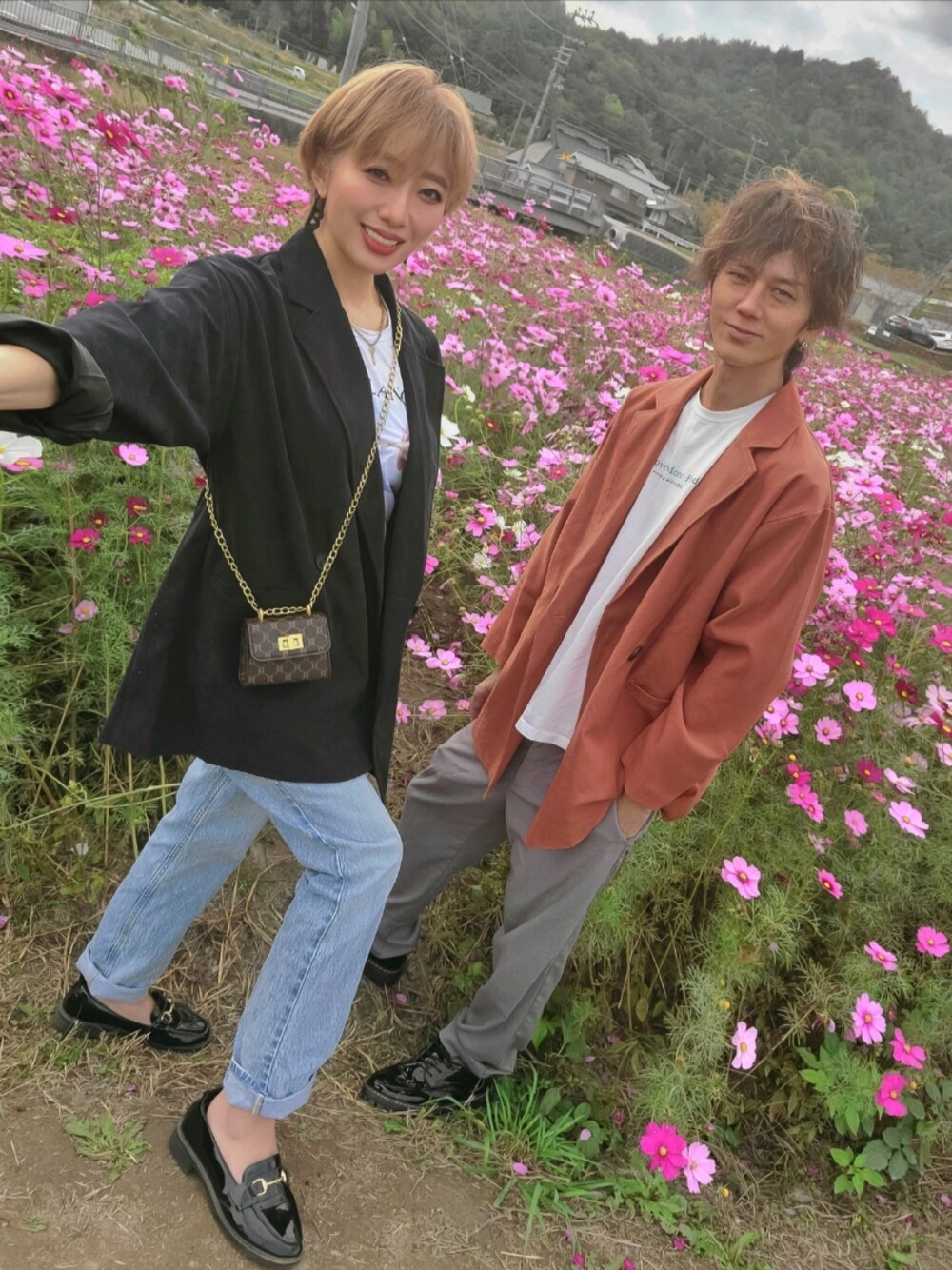 ローファーを使った「ジャケット×Tシャツ」の人気ファッション