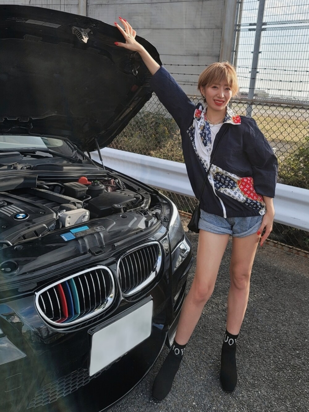 「大人カジュアル、秋のコーデ、アラフォー、派手柄、ショートブーツ、ショートパンツ、ポシェット、デニムショートパンツ、ショートヘア、カジュアルコーデ、ニットブーツ、ナイロンパーカー、ナイロンジャケット、個性的、愛車」｜「古着のアイテム（ナイロンジャケット、ブルー系）」を使った、インスタ→bz178koshu47さん（レディース・160cm）の秋コーディネートの1枚目の写真