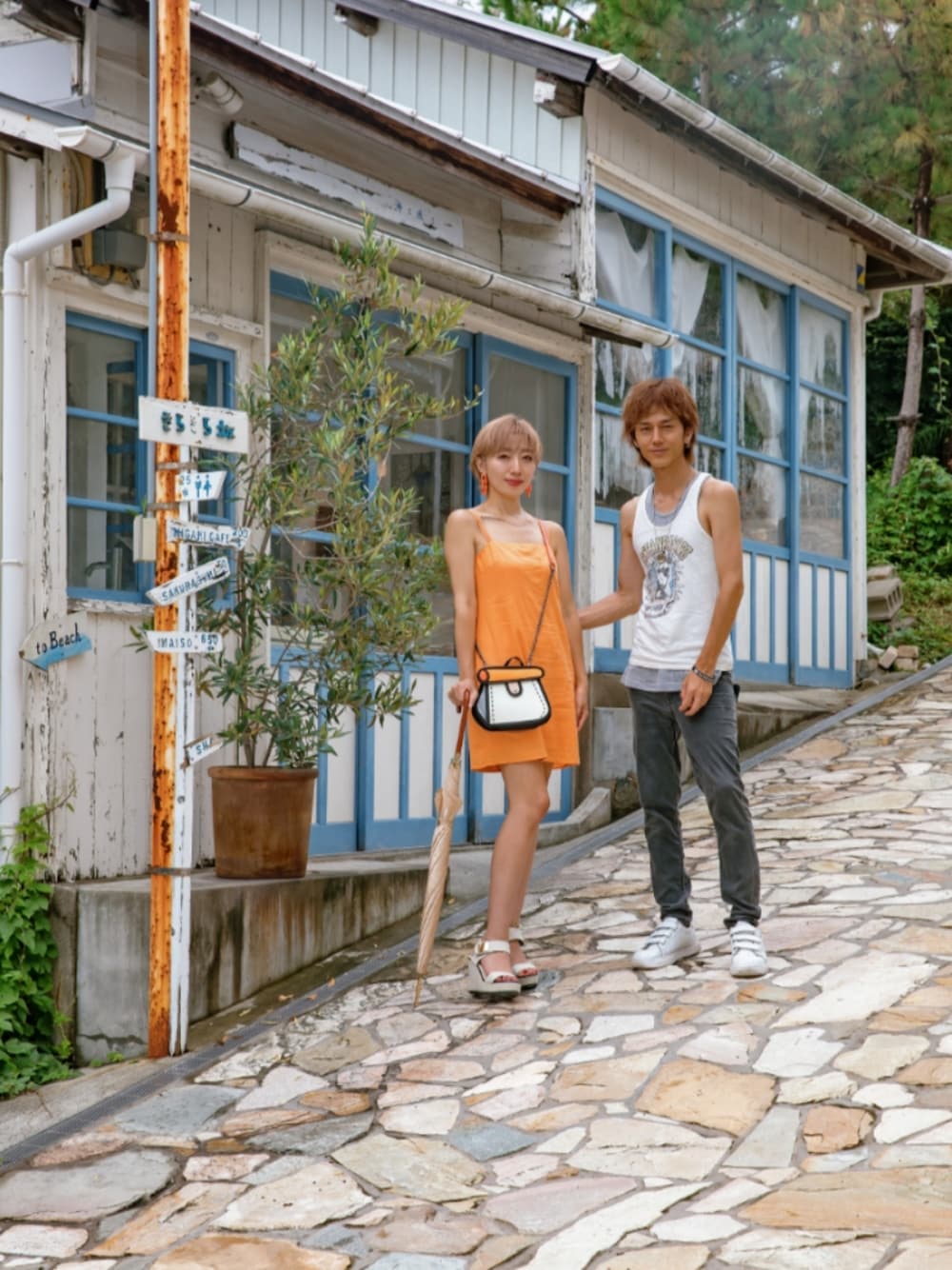 「旅行コーデ、夏コーデ、サンダルコーデ、ワンビース、オレンジコーデ、タンクトップ、キャミワンピ、夫婦、アラフィフ、40代ファッション、カップルコーデ、旅行スタイル、インスタフォローしてね！、厚底サンダル、レイヤードスタイル」｜「H&Mのアイテム（ワンピース、オレンジ系）」を使った、インスタ→bz178koshu47さん（レディース・160cm）の夏コーディネートの1枚目の写真