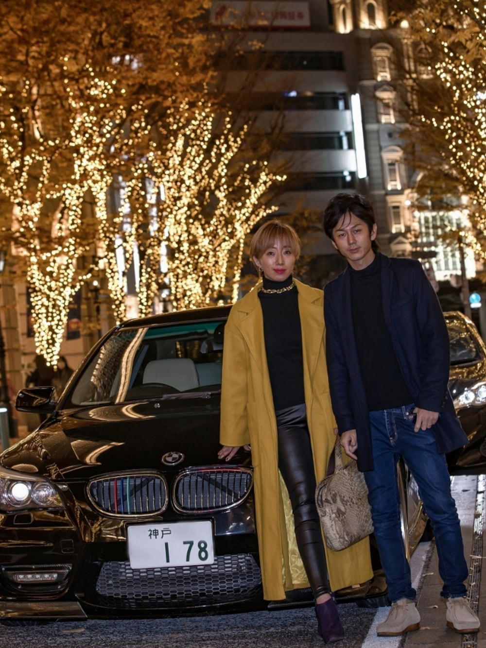 「クリスマスに着たい服、休日スタイル、お出掛け、おでかけ、おでかけコーデ、キレイめ、ロングコート、マスタード、大人コーデ、オトナ女子、チェスターコート、夫婦、アラフォー、40代ファッション、クリスマスコーデ」｜「no brandのアイテム（ハンドバッグ、ベージュ系）」を使った、インスタ→bz178koshu47さん（レディース・160cm）の冬コーディネートの1枚目の写真