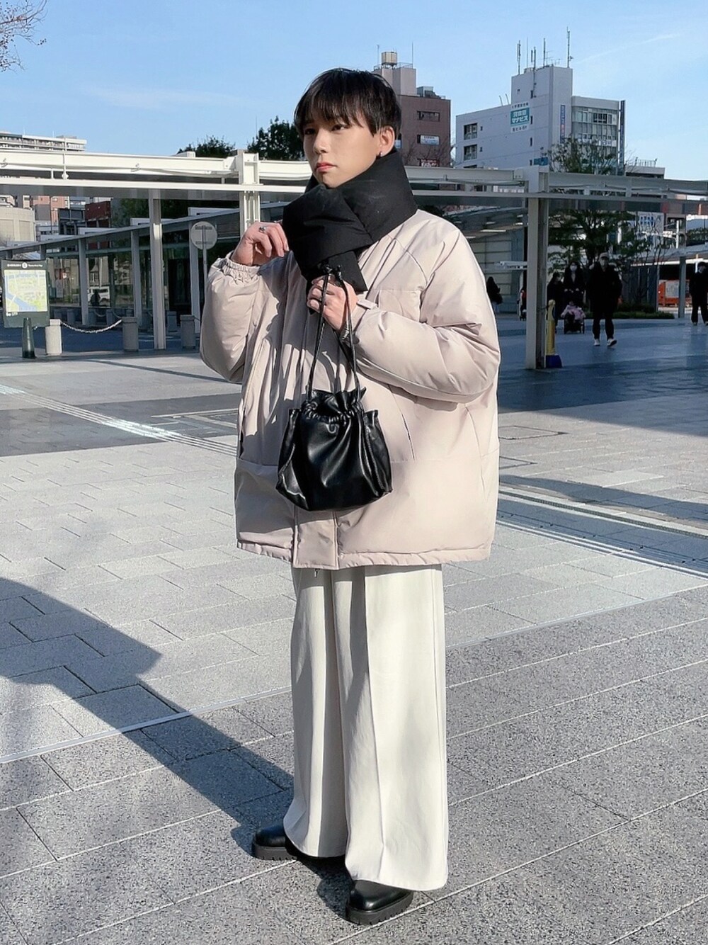 「オトナカジュアル、カジュアルコーデ、大人カジュアル、ワイドパンツ、ワイドスラックス、オーバーサイズ、ダウンジャケット、ダウン、モノトーン、モノトーンコーデ、マフラー、ネックウォーマー、今日のコスメと服」｜「URBAN RESEARCH DOORSのラミネートダウンマフラー（マフラー、ブラック系）」を使った、KAKERU さん（メンズ・170cm）の冬コーディネートの1枚目の写真