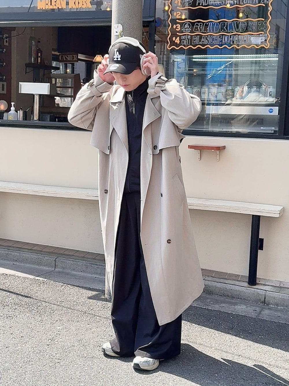 「キャップ、ジャージ、トラックジャケット、ヘッドホン、スニーカー、スニーカーコーデ、NIKE、トレンチコート、ワイドパンツ、フレアパンツ」｜「EMMA CLOTHESのTRストレッチ オーバーサイズ ヨークトレンチコート/オーバーコート EMMA CLOTHES（トレンチコート、ベージュ系）」を使った、KAKERU さん（メンズ・170cm）の春コーディネートの1枚目の写真