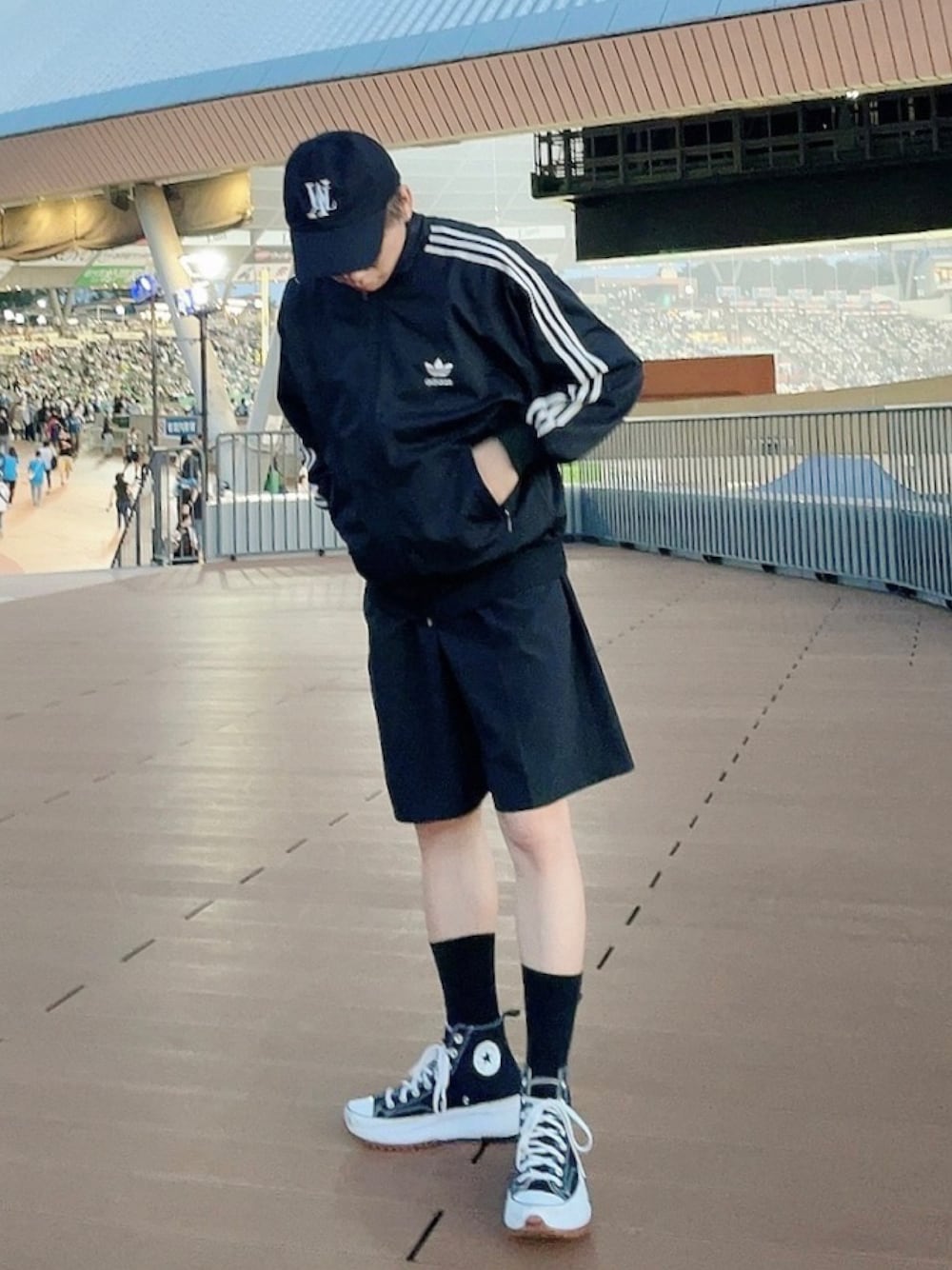 「スポーツミックス、スポーツmix、スポーツ、ジャージ、adidas、アディダス、ハーフパンツ、ショートパンツ、ブラック、ブラックコーデ、秋のマイ旬スタイル、キャップ、ハイカットスニーカー、秋コーデ、とっておきの秋コーデ」｜「CONVERSEのアイテム（スニーカー、ブラック系）」を使った、KAKERU さん（メンズ・170cm）の秋コーディネートの1枚目の写真