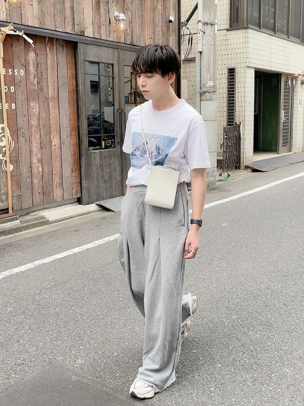 「スウェット、スウェットパンツ、スウェットコーデ、ワイドパンツ、フレアパンツ、ビッグシルエット、タックイン、春コーデ、夏コーデ、カジュアルコーデ、ニューバランス、New Balance、ootd、プリントT」｜「SINSSのWide straight sweatpants / ワイドストレートスウェットパンツ（スウェットパンツ、グレー系）」を使った、KAKERU さん（メンズ・170cm）の春コーディネートの1枚目の写真
